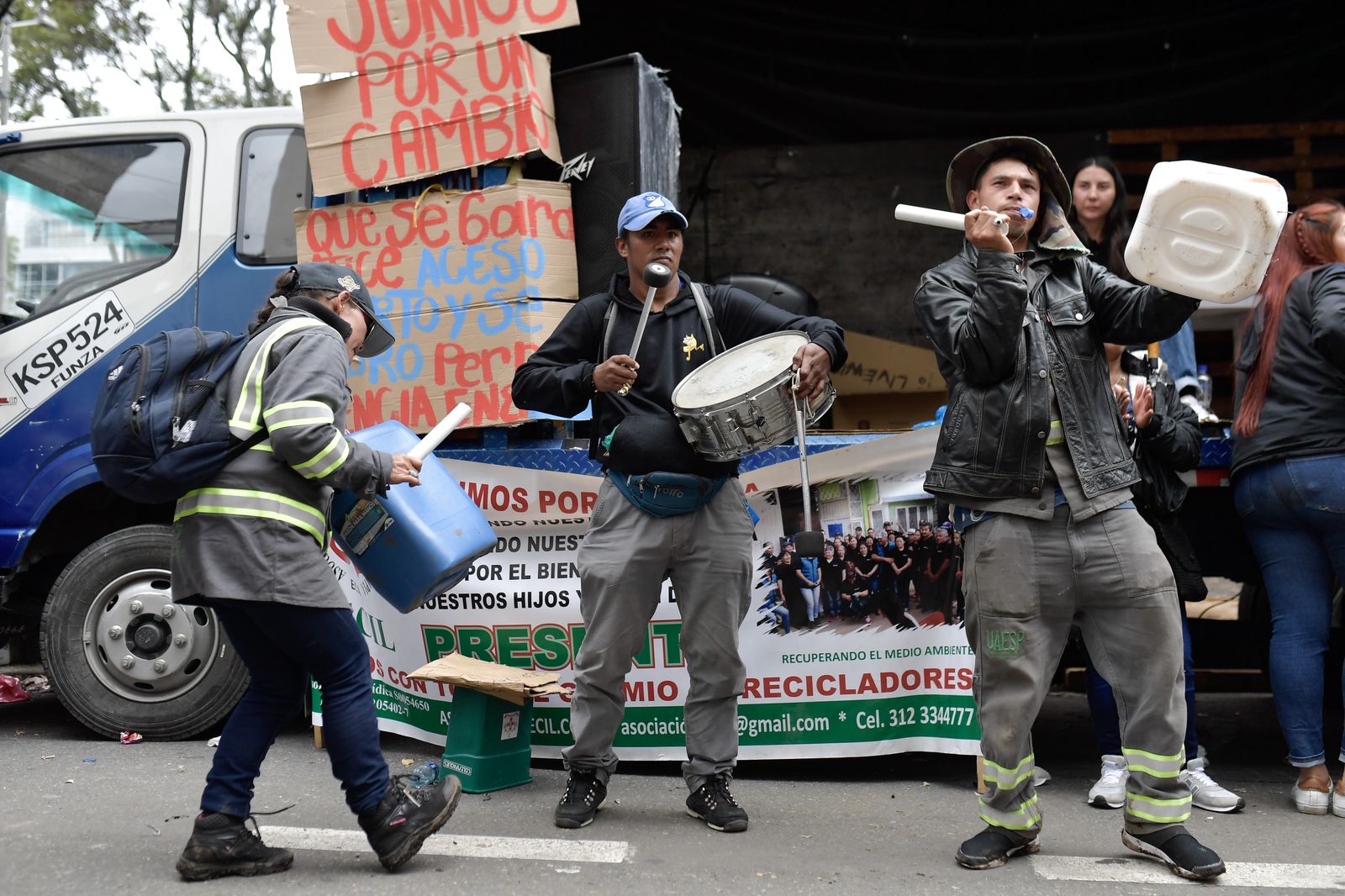 La mañana del miércoles 15 de mayo de 2024, un grupo de aproximadamente 500 recicladores realizaron un plantón frente a las instalaciones de la CRA para exigir mejores condiciones laborales.