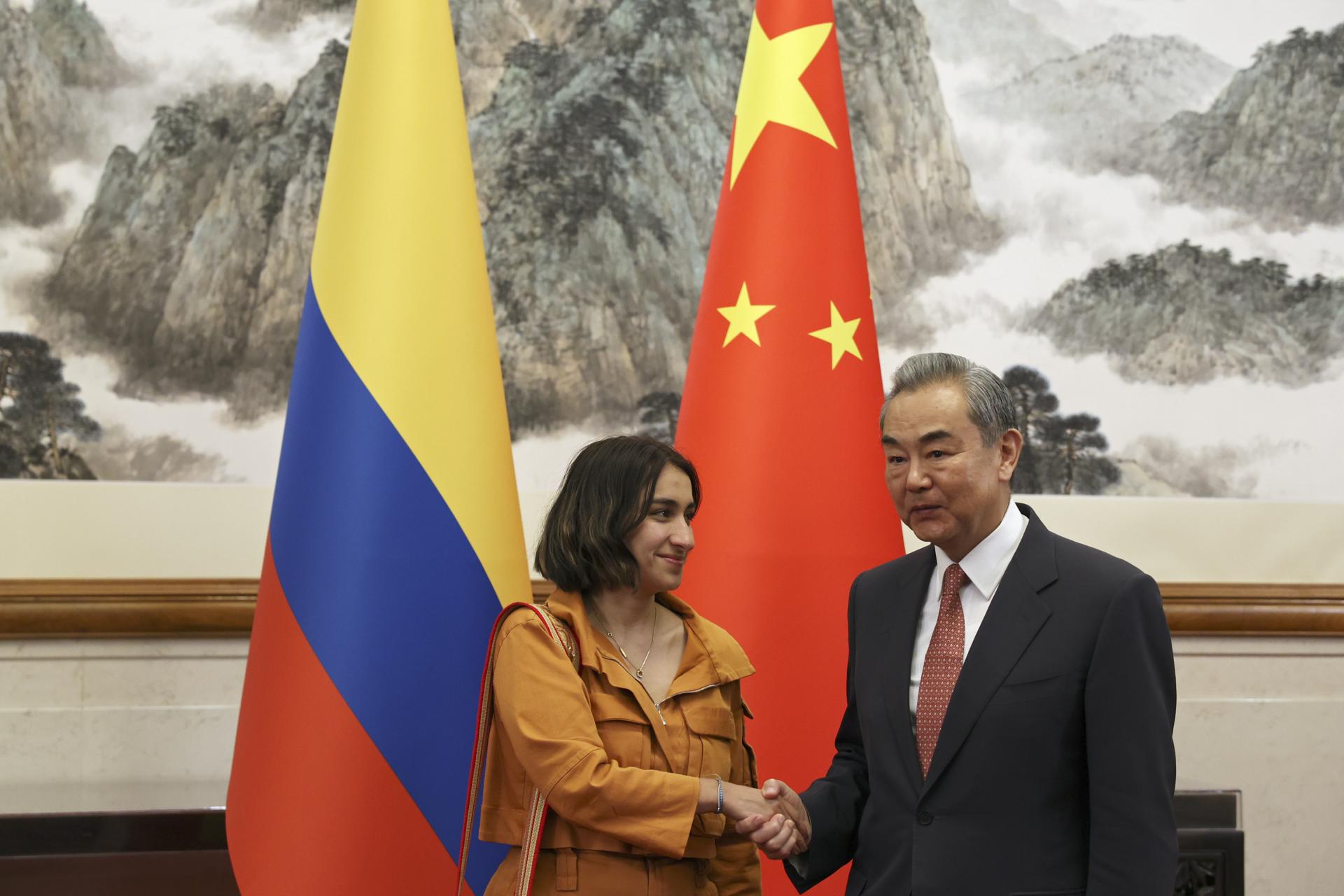 BEIJING (China), 12/05/2025.- Chinese Foreign Minister Wang Yi and Colombia's Foreign Minister Laura Sarabia shake hands before their meeting at the Diaoyutai State Guesthouse in Beijing, China, 12 May 2025. EFE/EPA/FLORENCE LO / POOL
