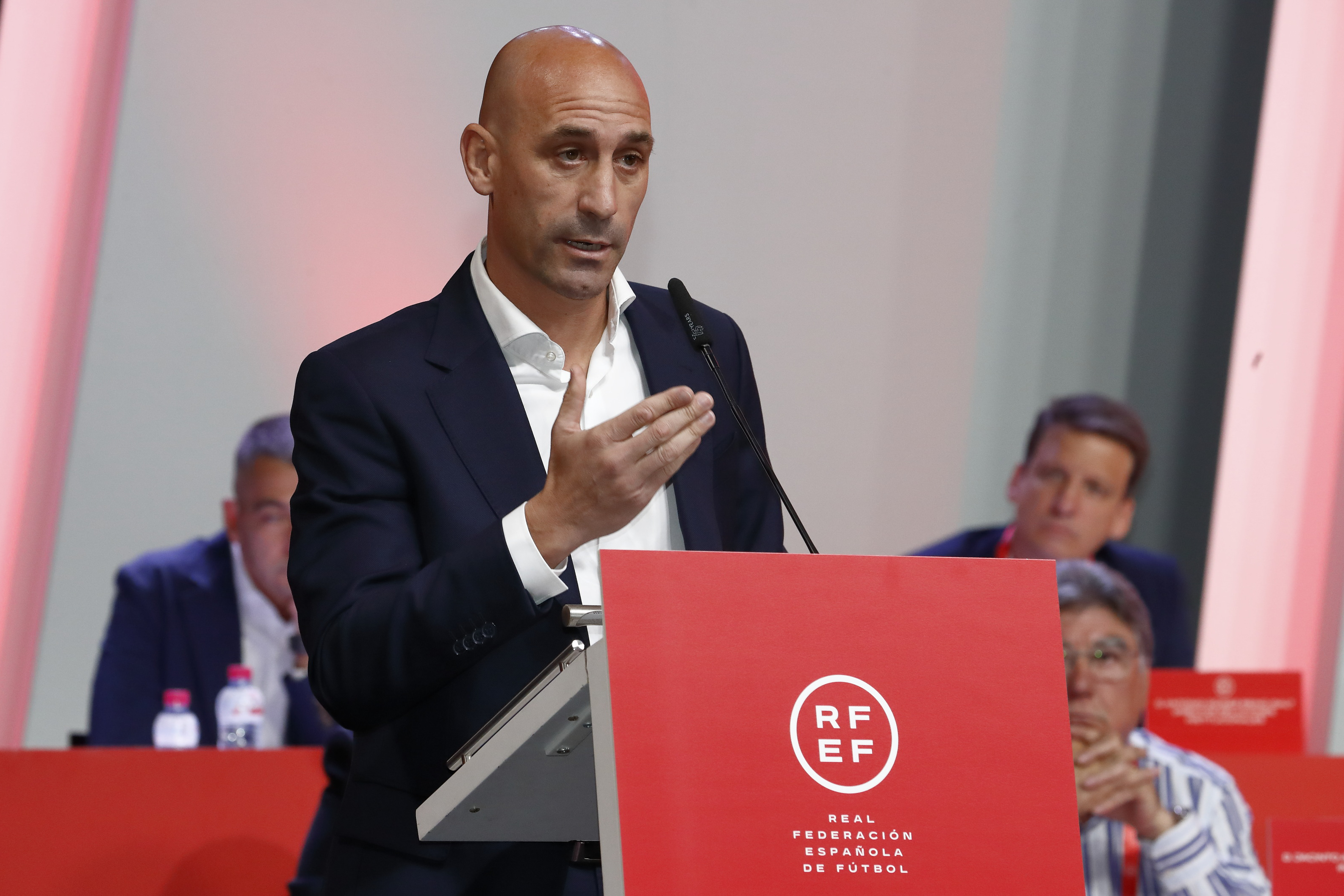 MADRID, 25/08/2023.- El presidente de la Real Federación Española de Fútbol, Luis Rubiales, durante su intervención en la Asamblea General de dicho organismo en la que ha anunciado que no dimitirá de su cargo tras la polémica por el beso que dio a la futbolista Jenni Hermoso al ganar el Mundial femenino, que ha definió como "espontáneo, mutuo, eufórico y consentido" aunque ha pedido disculpas "por el contexto en el que se produjo".. EFE/ RFEF/Eidan Rubio/SOLO USO EDITORIAL/SOLO DISPONIBLE PARA ILUSTRAR LA NOTICIA QUE ACOMPAÑA (CRÉDITO OBLIGATORIO)