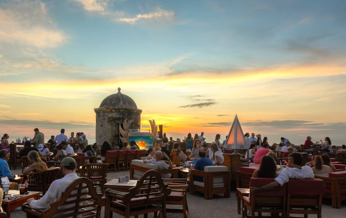 La muralla de Cartagena, desierta y sin café