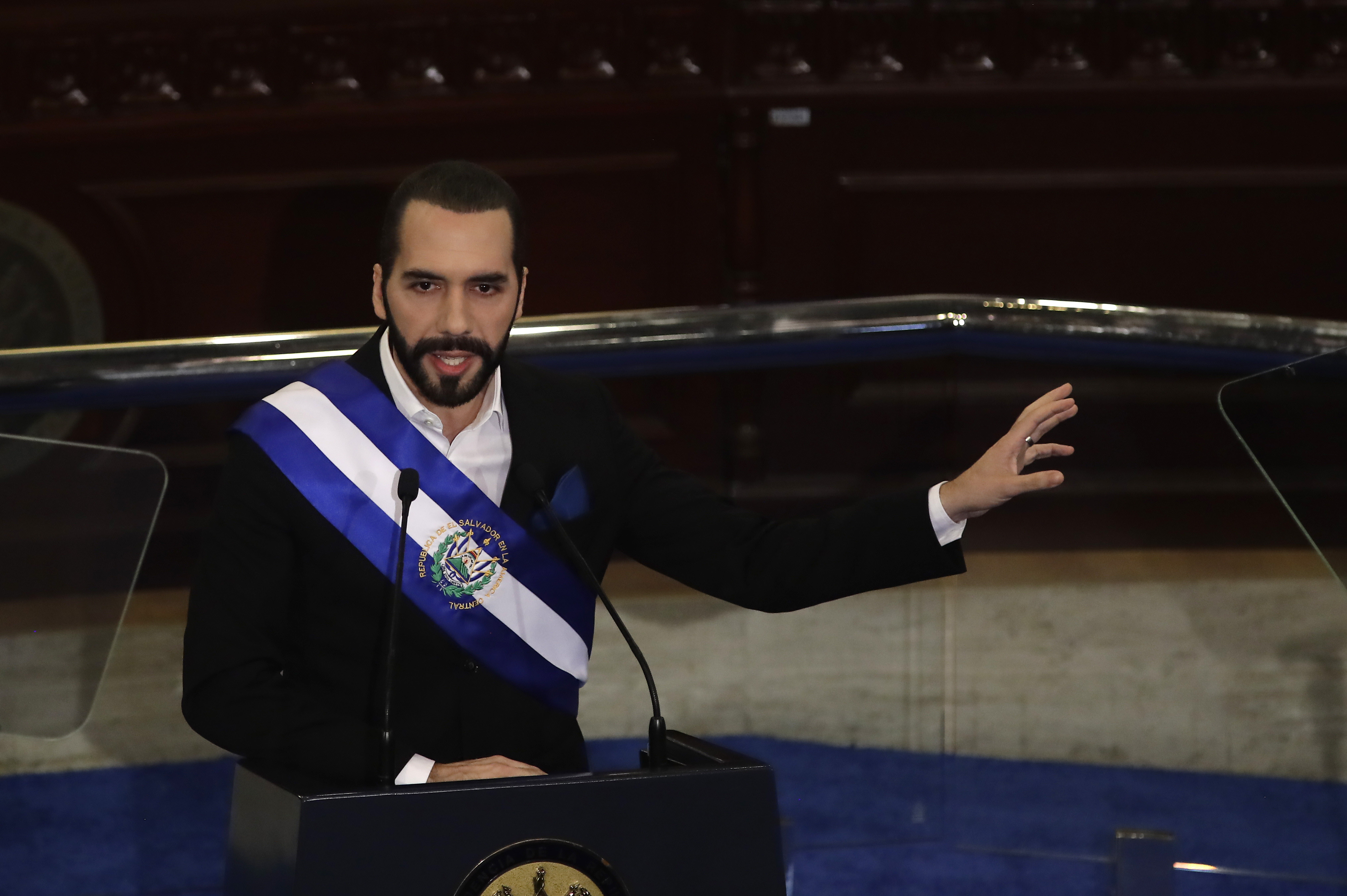 Bukele arremete de nuevo: anuncia cerco militar en una región de El Salvador