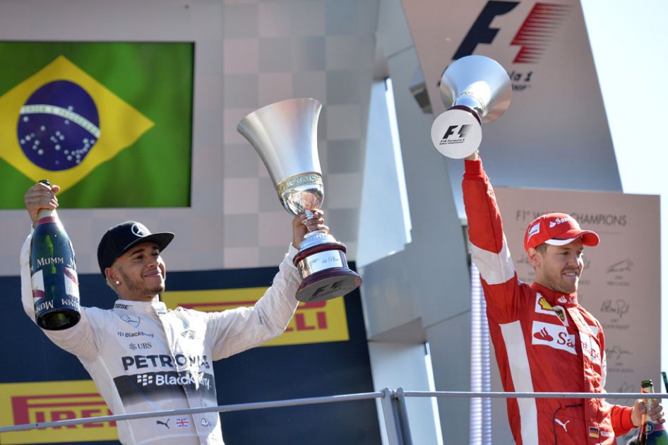 Hamilton y Sebastian Vettel celebran el 1-2 en Monza. Foto: AFP