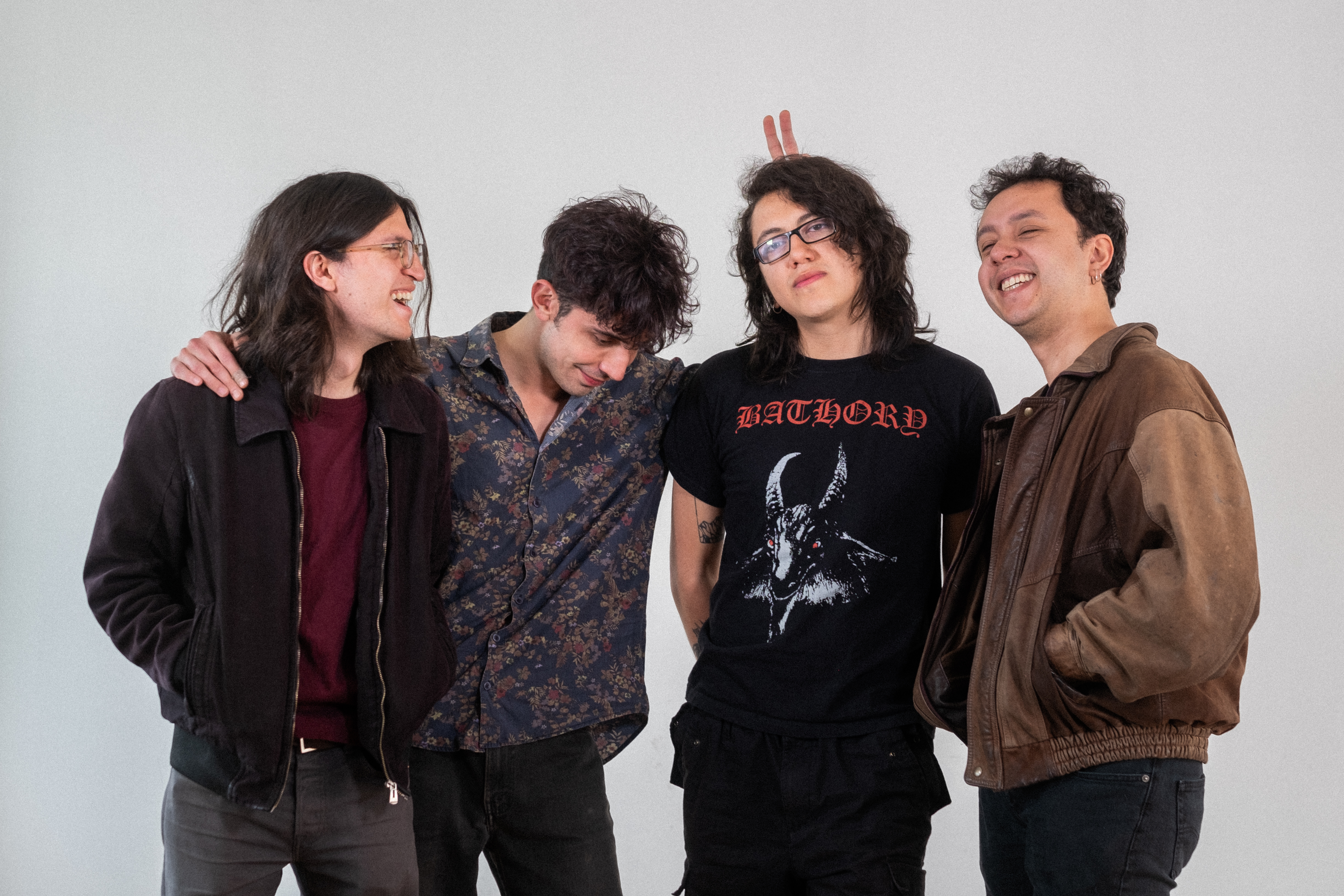 Nicolás y Los Fumadores le cantan a la expresión “Mal que bien”