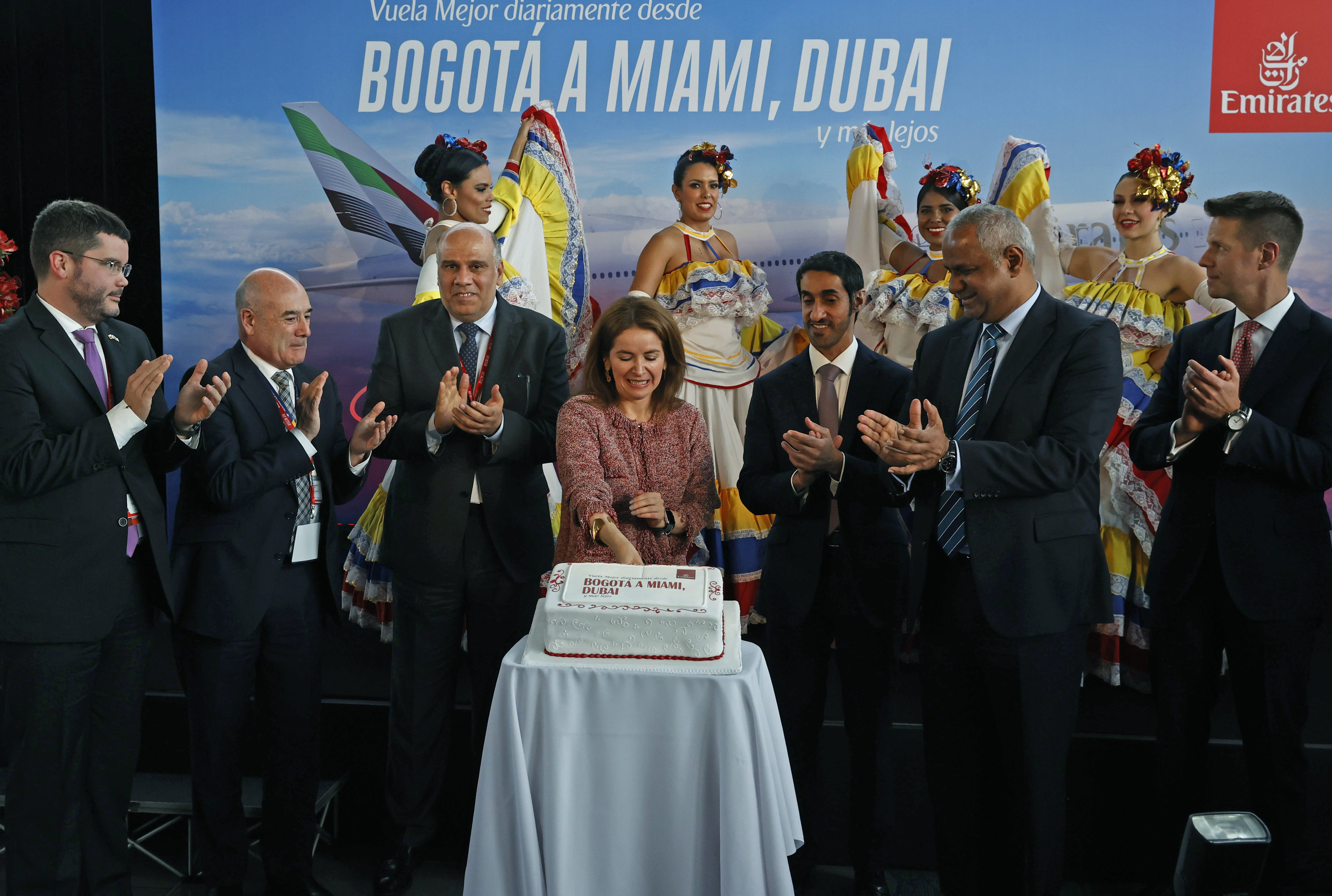 COL500. BOGOTÁ (COLOMBIA), 05/06/2024.- La directora de OPAIN, Natali Leal (c) corta un pastel junto al vicepresidente ejecutivo de Ventas de Pasajes y Gestión de Países de la aerolínea Emirates, Nabil Sultan (2d), y a Sergio París (2i), director de Aerocivil, este miércoles en el aeropuerto El Dorado en Bogotá (Colombia). La aerolínea Emirates dio el pistoletazo de salida para su nueva ruta entre Dubái y Bogotá con escala en Miami, un "momento histórico" que refuerza las relaciones entre Colombia y Emiratos Árabes Unidos (UAE) y que supone la "primera gran conexión entre Oriente Medio y el norte de Sudamérica". EFE/ Mauricio Dueñas Castañeda