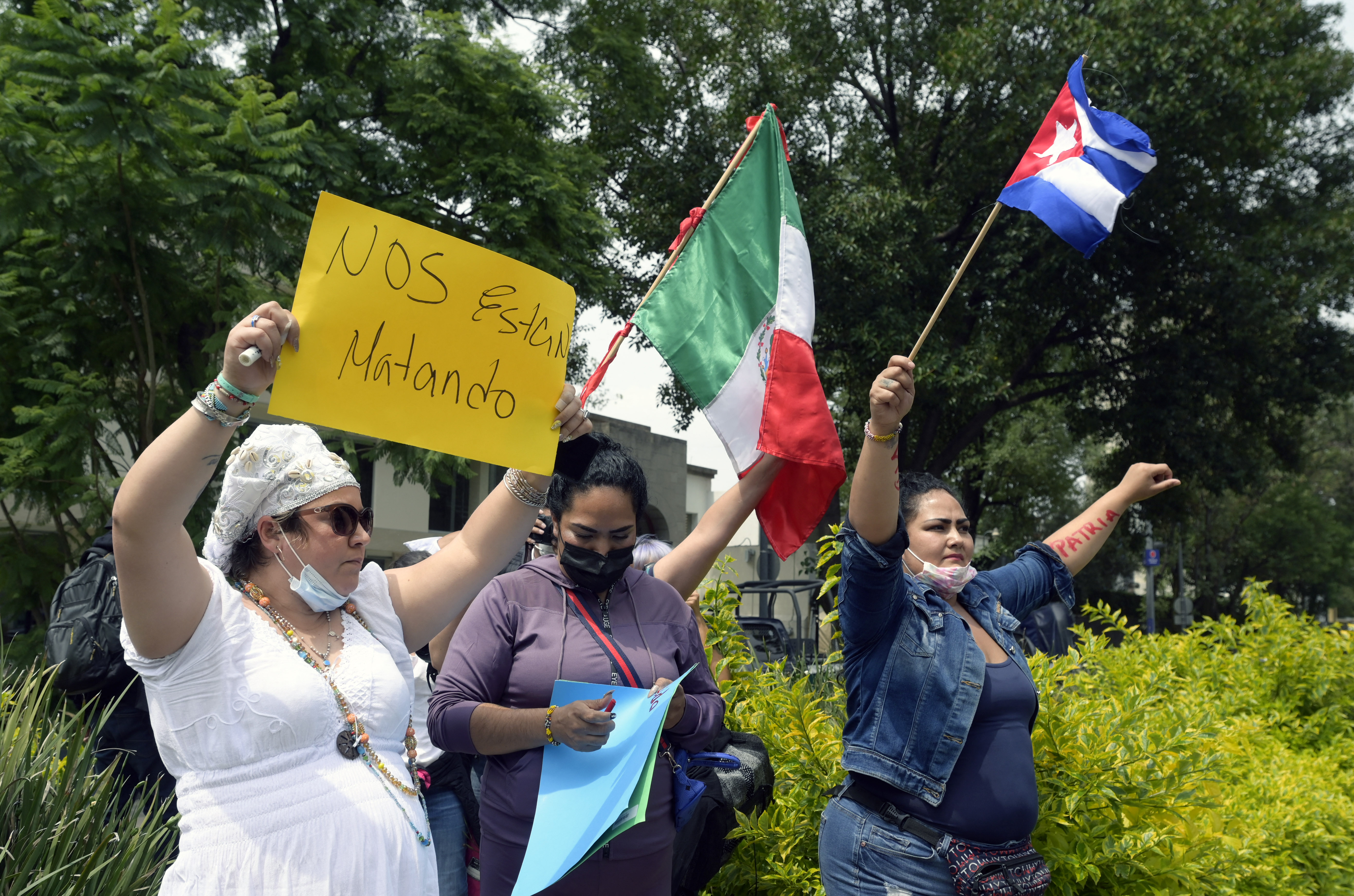 Hartos de la crisis económica que agravó la escasez de alimentos y medicinas y obligó al gobierno a racionar la electricidad, así como de la explosión de casos del coronavirus, miles de cubanos salieron a las calles el domingo en decenas de ciudades y pueblos, al grito de "Tenemos hambre", "Libertad" y "Abajo la dictadura". Cubanos protestando en México