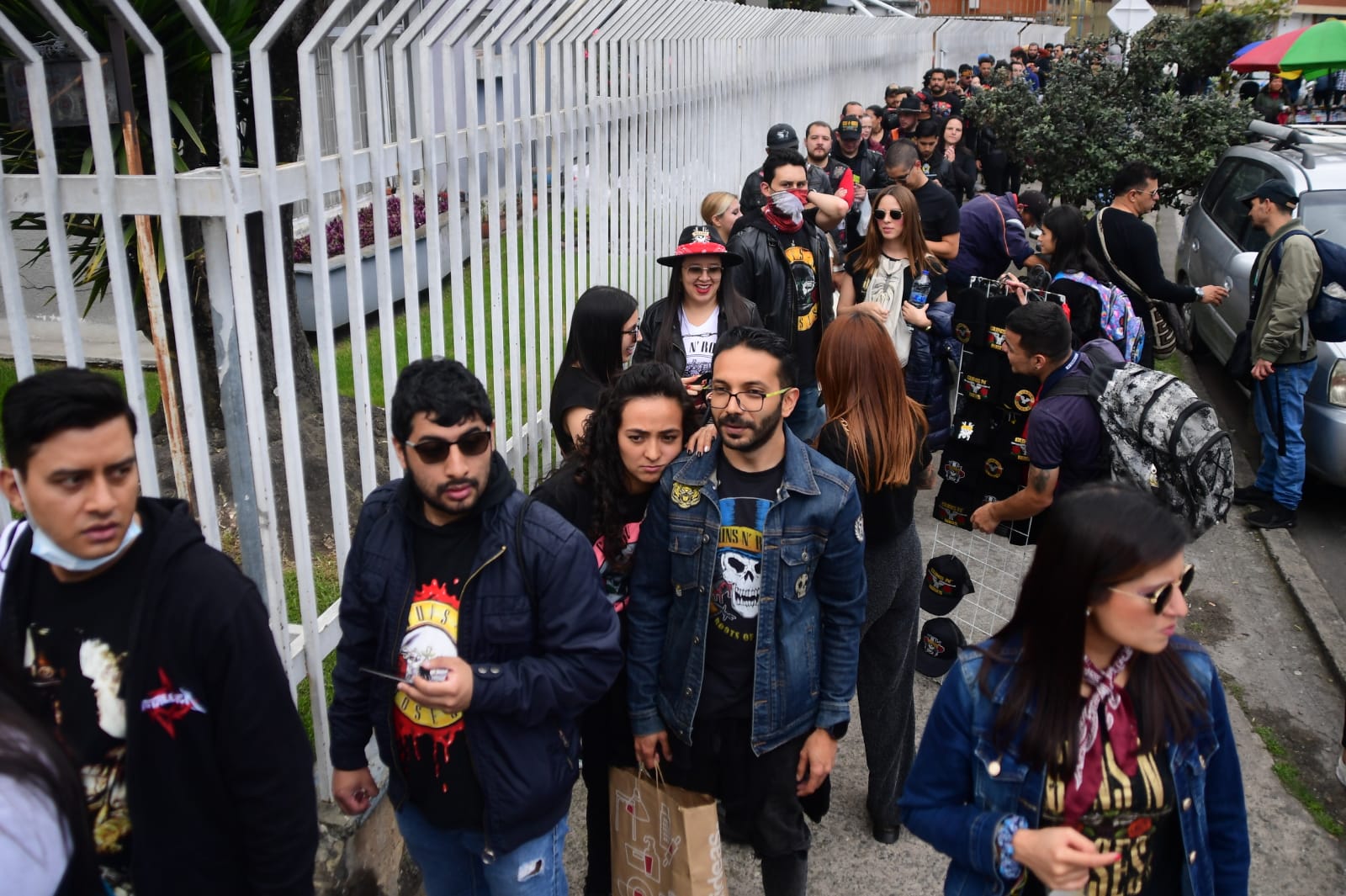 Largas filas para entrar al concierto de Guns N´ Roses
