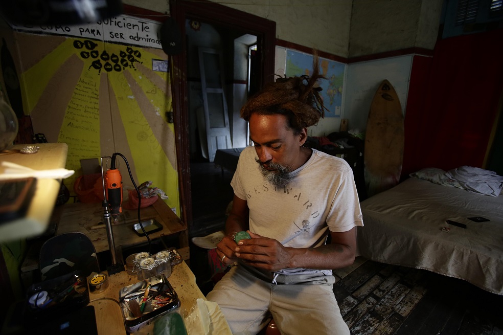El rastafari panameño que ayuda a niños con autismo a surfear