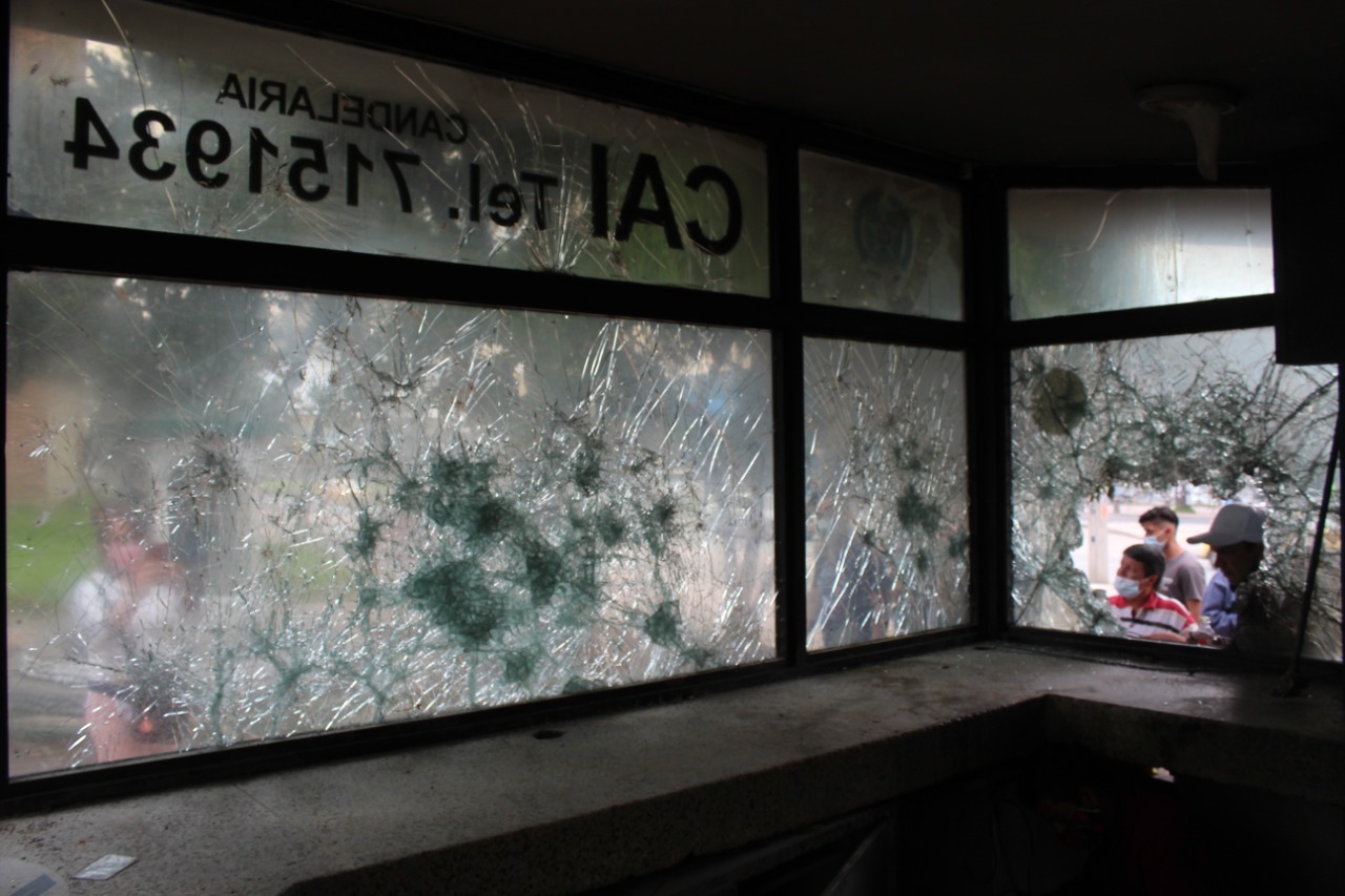 En el barrio Castilla también se reportó el ataque al CAI del sector, aunque momentos después se denunció la ´presunta utilización de armas de fuego por parte de los oficiales.