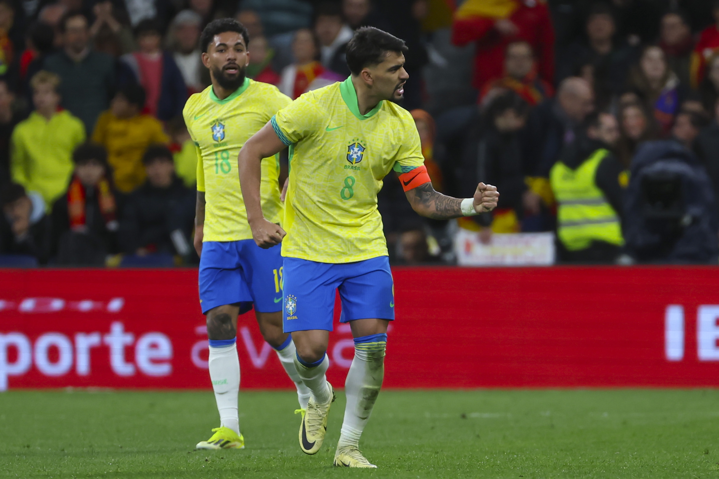 MADRID, 26/03/2024.- El centrocampista de la selección brasileña Lucas Paquetá (d) celebra tras marcar el tercer gol de su equipo, durante el partido amistoso que las selecciones nacionales de fútbol de España y Brasil han disputado hoy martes en el estadio Santiago Bernabéu, en Madrid. EFE/Kiko Huesca