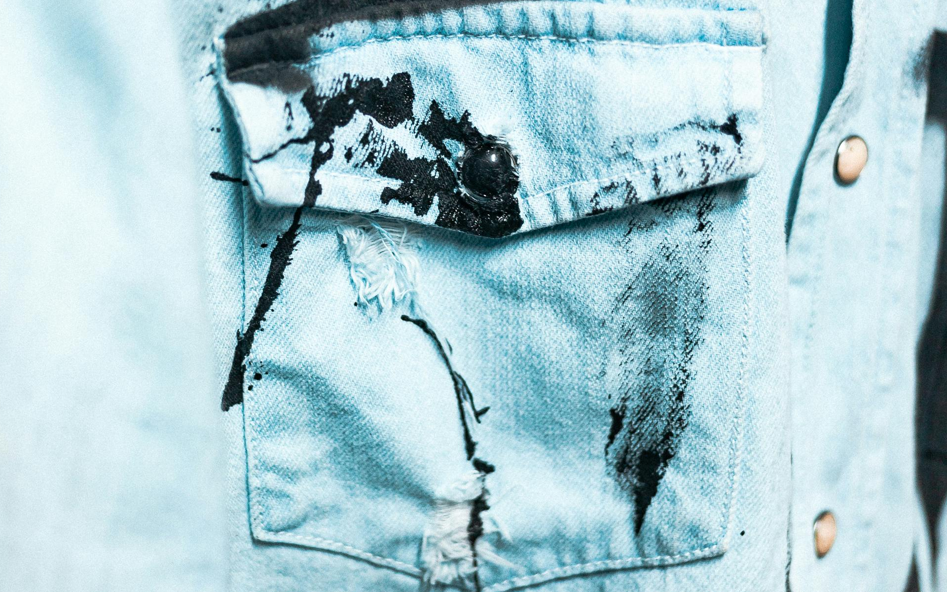 Mancha de tinta de lapicero en ropa.