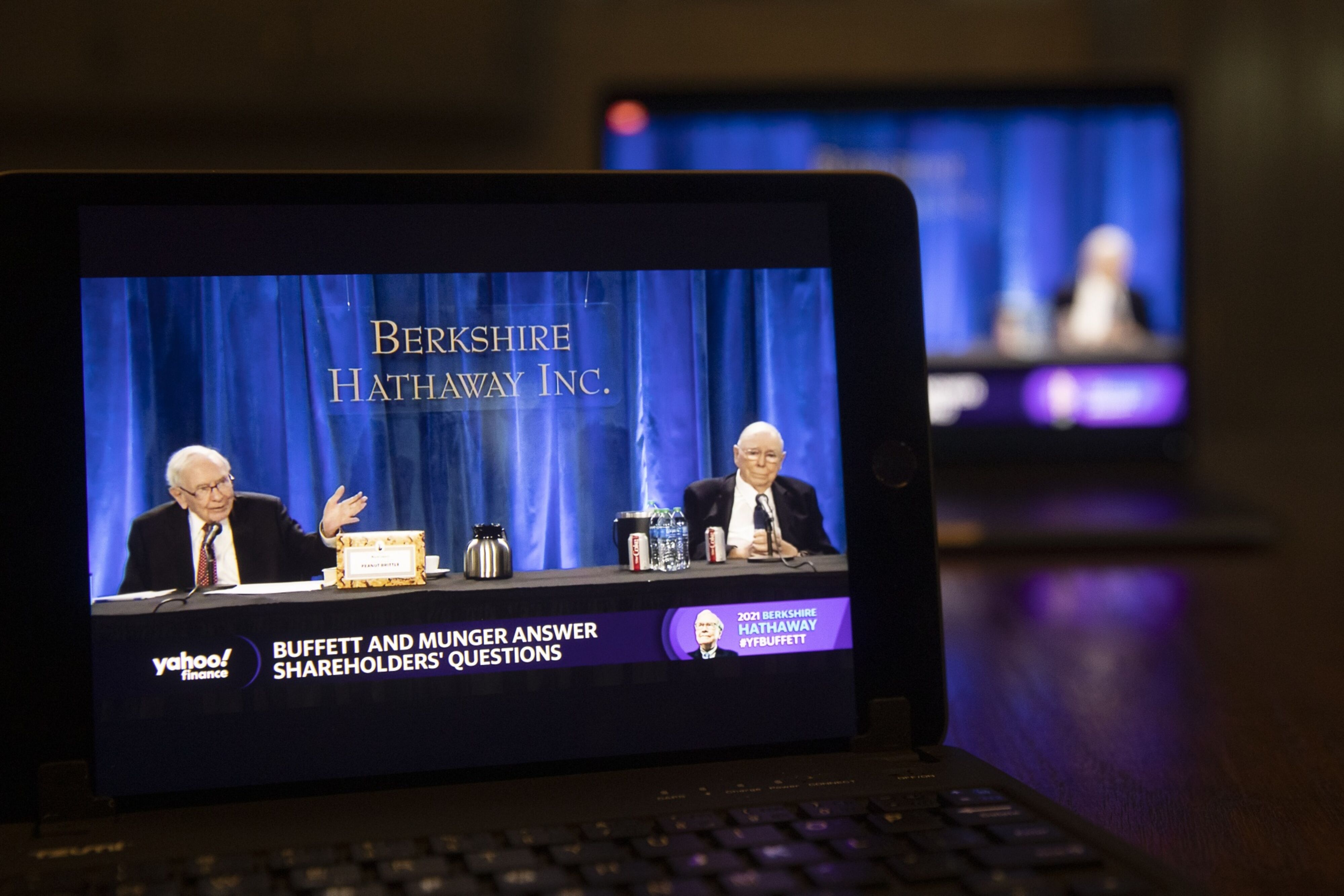Warren Buffett y Charlie Munger durante una asamblea virtual de Berkshire Hathaway, en 2021.