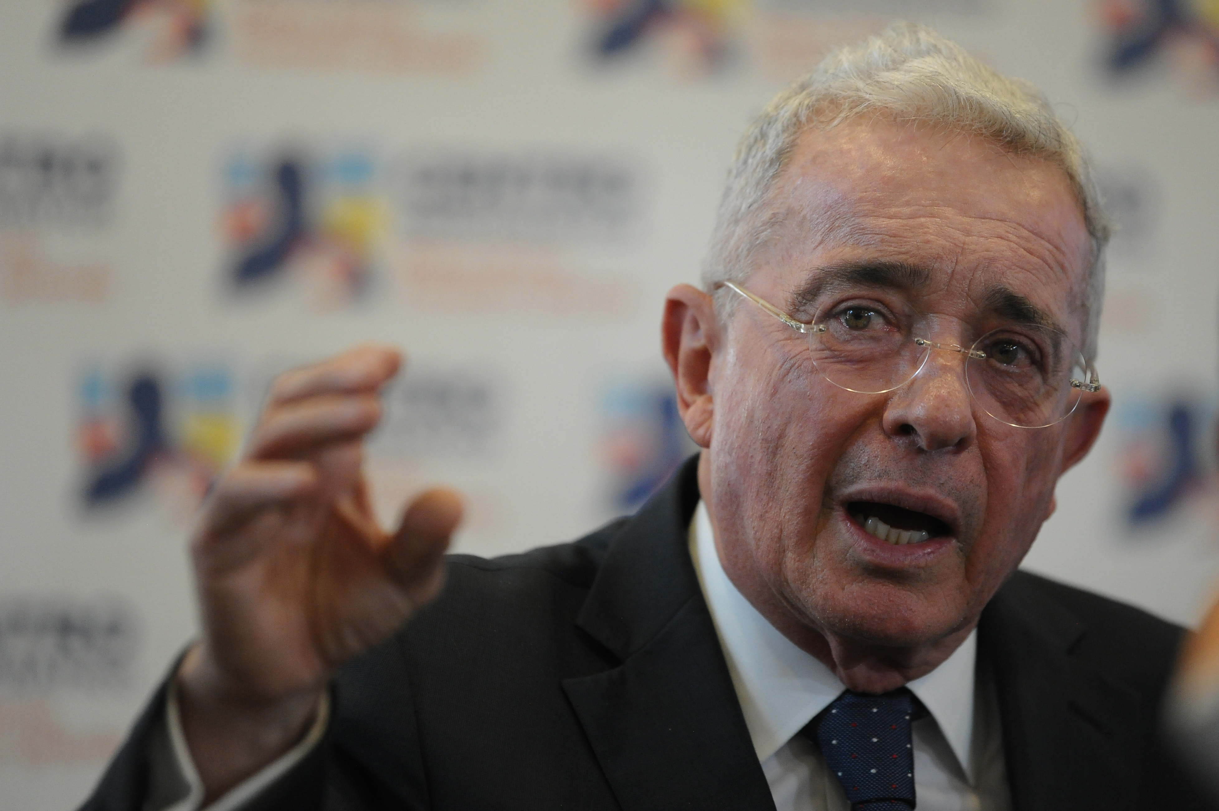 Uribe propone que un millón de antioqueños donen $1 millón para terminar vías 4G