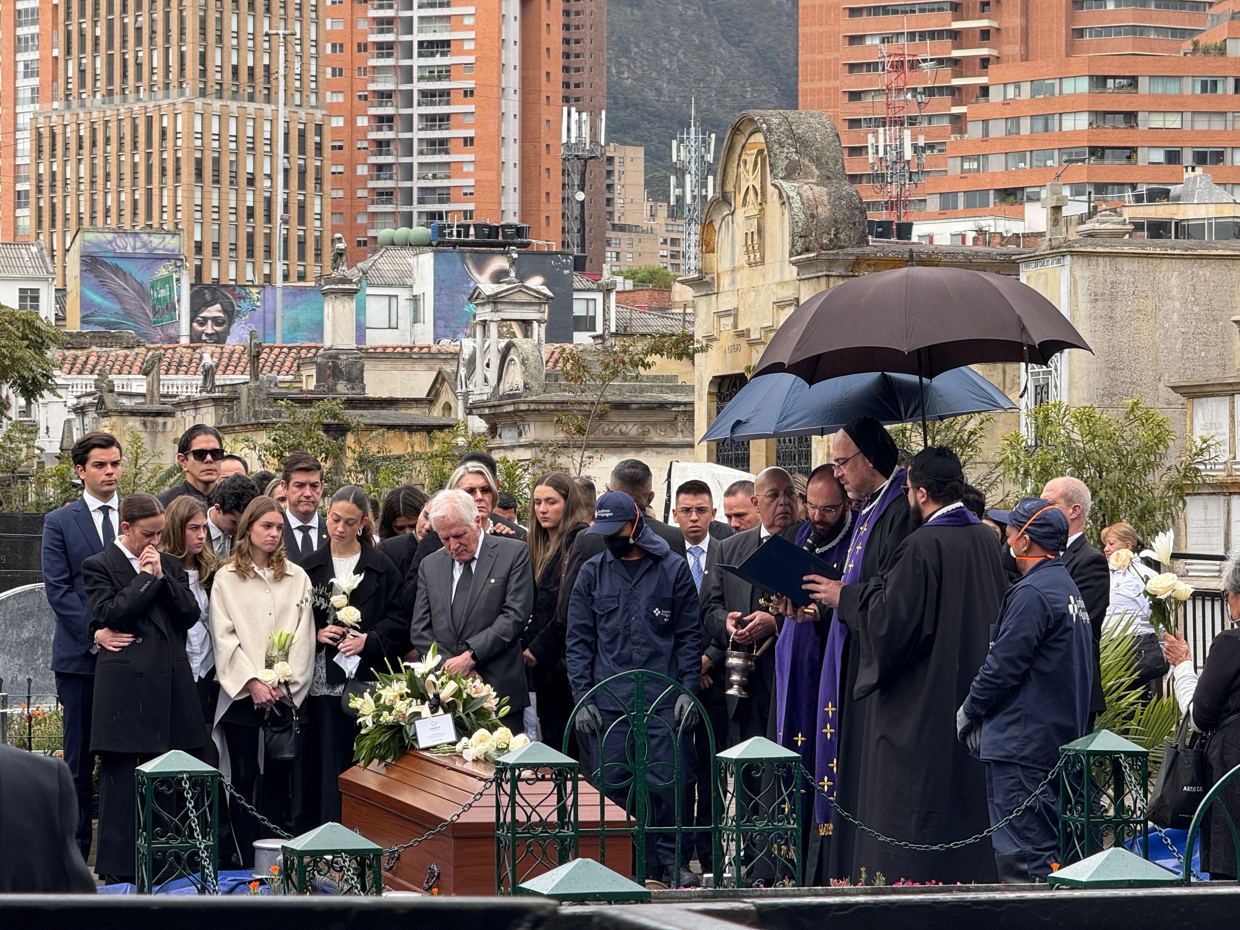 Familia de Miguel Uribe durante el entierro del senador en el Cementerio Central.