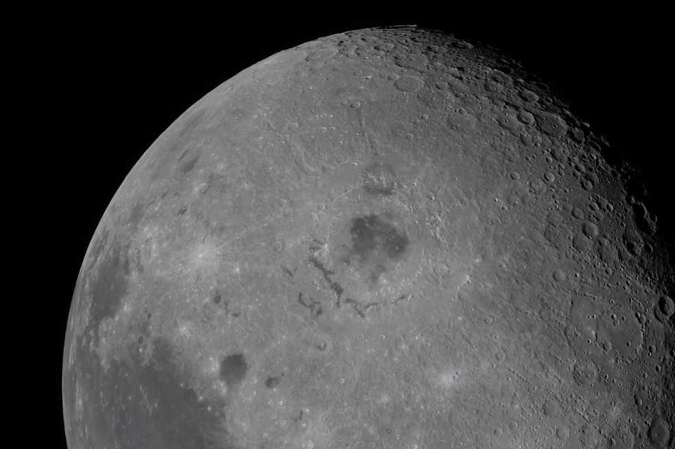 En esta imagen se puede ver la cuenca Orientale en el centro, con una mancha negra de lava antigua que atravesó la corteza lunar en una erupción hace miles de millones de años.