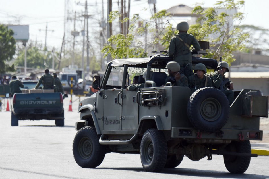 Militares venezolanos transitan por el estado de Zulia, frontera con Colombia. / AFP