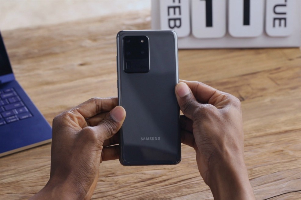 A diferencia de los S10, los S20 ya no incluyen la entrada tradicional de auriculares (el famoso “jack”).Cortesía.También tiene el procesador más potente de la surcoreana hasta ahora, el Exynos 990, una memoria RAM de 8 GB o 16 GB, según la versión del dispositivo, y 128 GB o 512 GB de almacenamiento interno, que se pueden ampliar con una microSD de hasta un terabyte.
