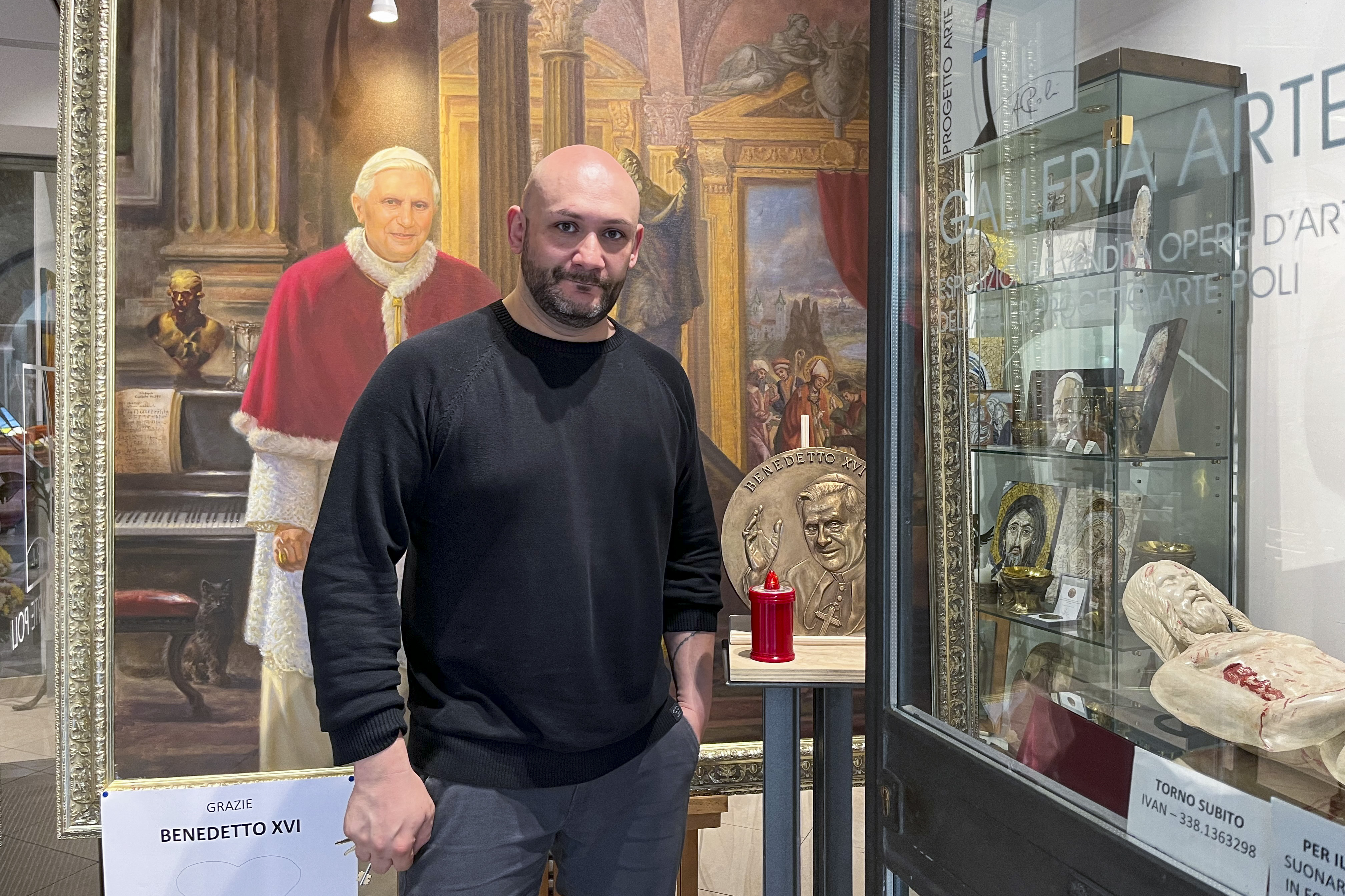 GRAF1962. CIUDAD DEL VATICANO, 03/01/2023.- El ideador del proyecto del Museo de los Papas, Ivan Marsura, a las puertas de la Galería Arte Poli en el barrio romano de Borgo, junto al Vaticano. Las leyes del libre mercado afectan hasta a las cuestiones más sacras y cientos de tiendas hacen el agosto al calor del Vaticano vendiendo recuerdos y minucias con cada evento pontificio. Sin embargo, la muerte de Benedicto XVI pasa sin pena ni gloria por sus estanterías. Es el papa sin suvenires. EFE/ Gonzalo Sánchez