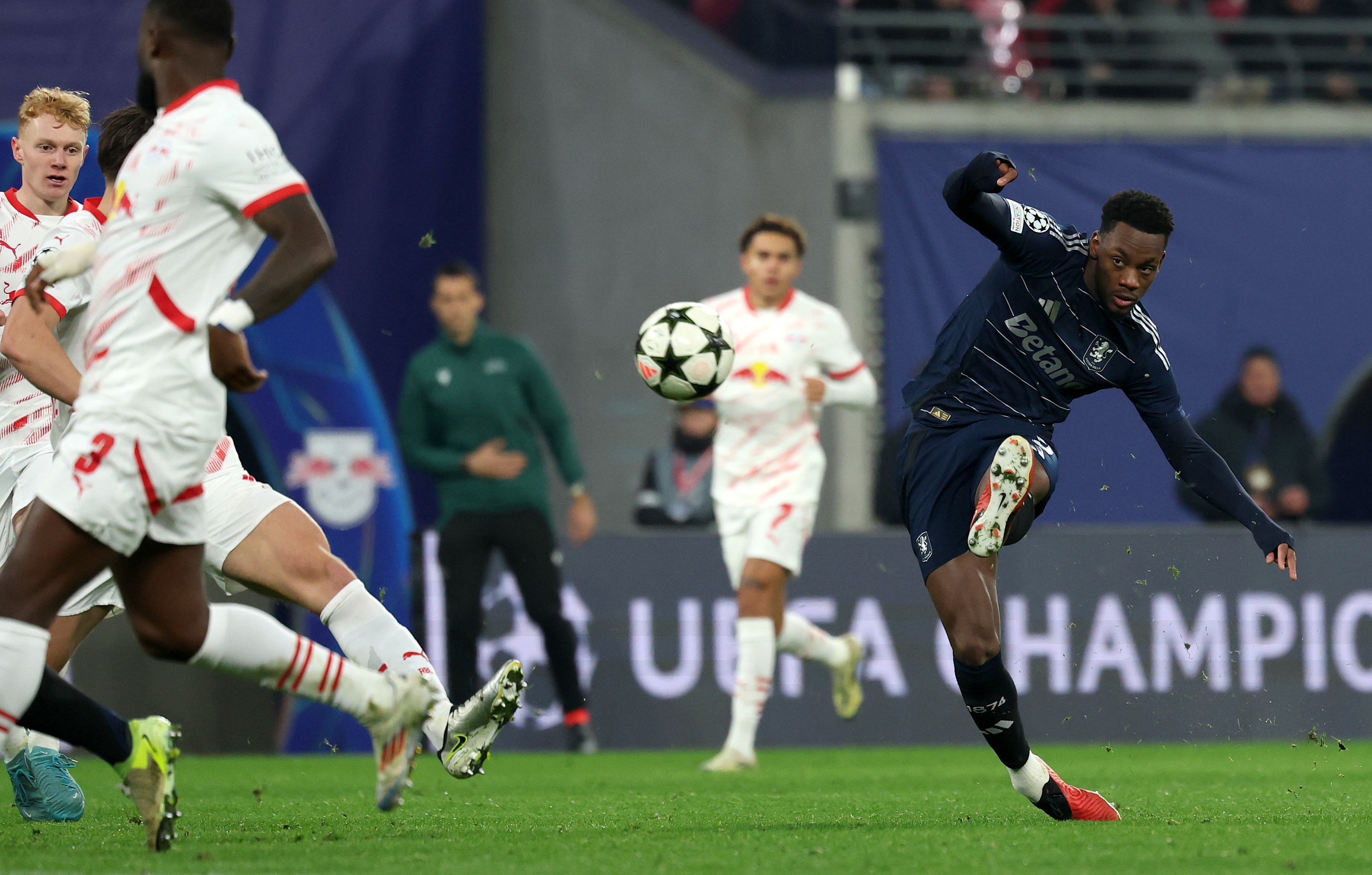 Leipzig (Germany), 10/12/2024.- Jhon Duran (R) of Villa scores his team's second goal during the UEFA Champions League match between RB Leipzig and Aston Villa in Leipzig, Germany, 10 December 2024. (Liga de Campeones, Alemania) EFE/EPA/FILIP SINGER