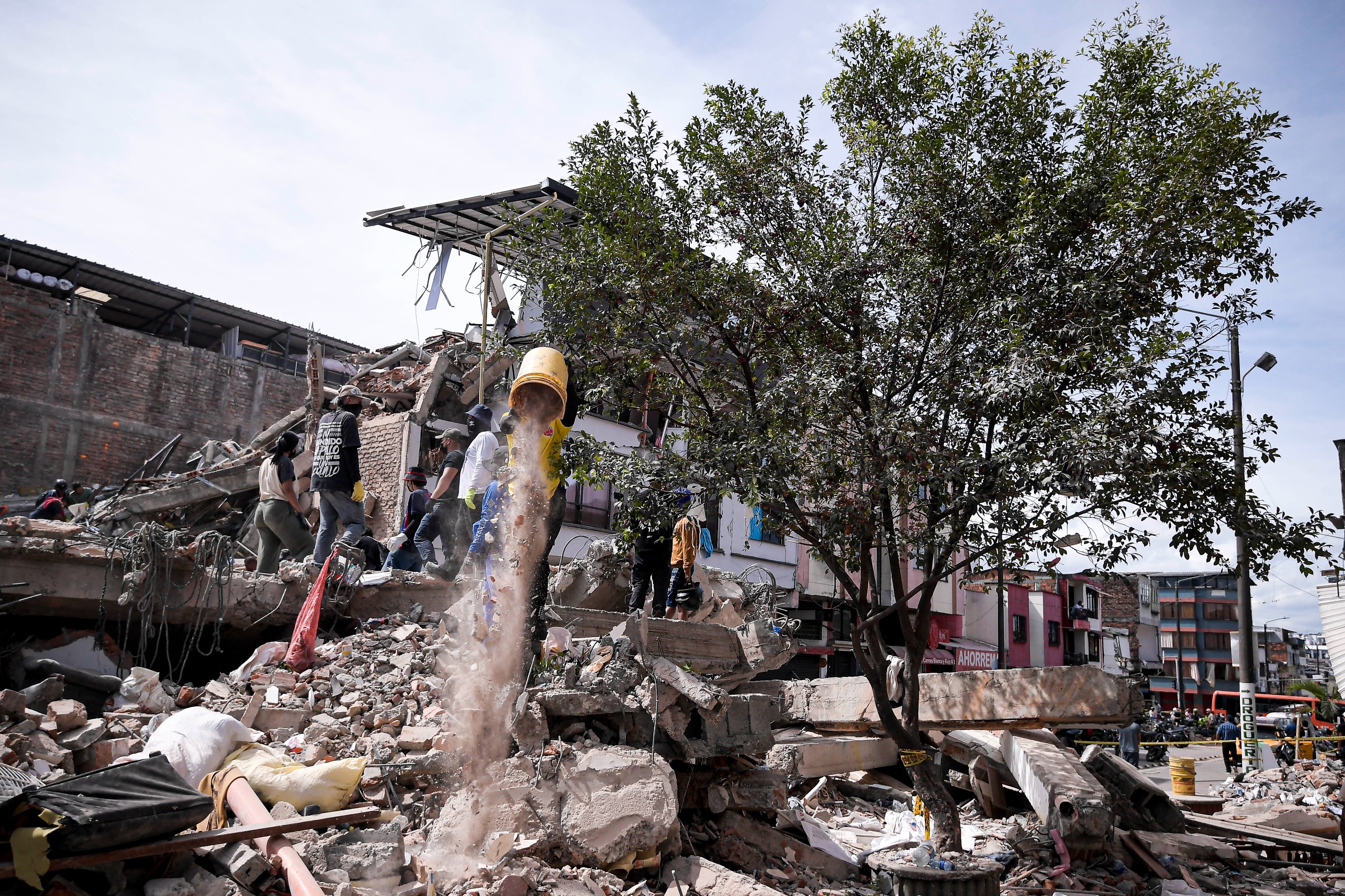 Personas LGBTIQ+ reportan pérdidas y falta de ayudas tras el terremoto: así puede donar