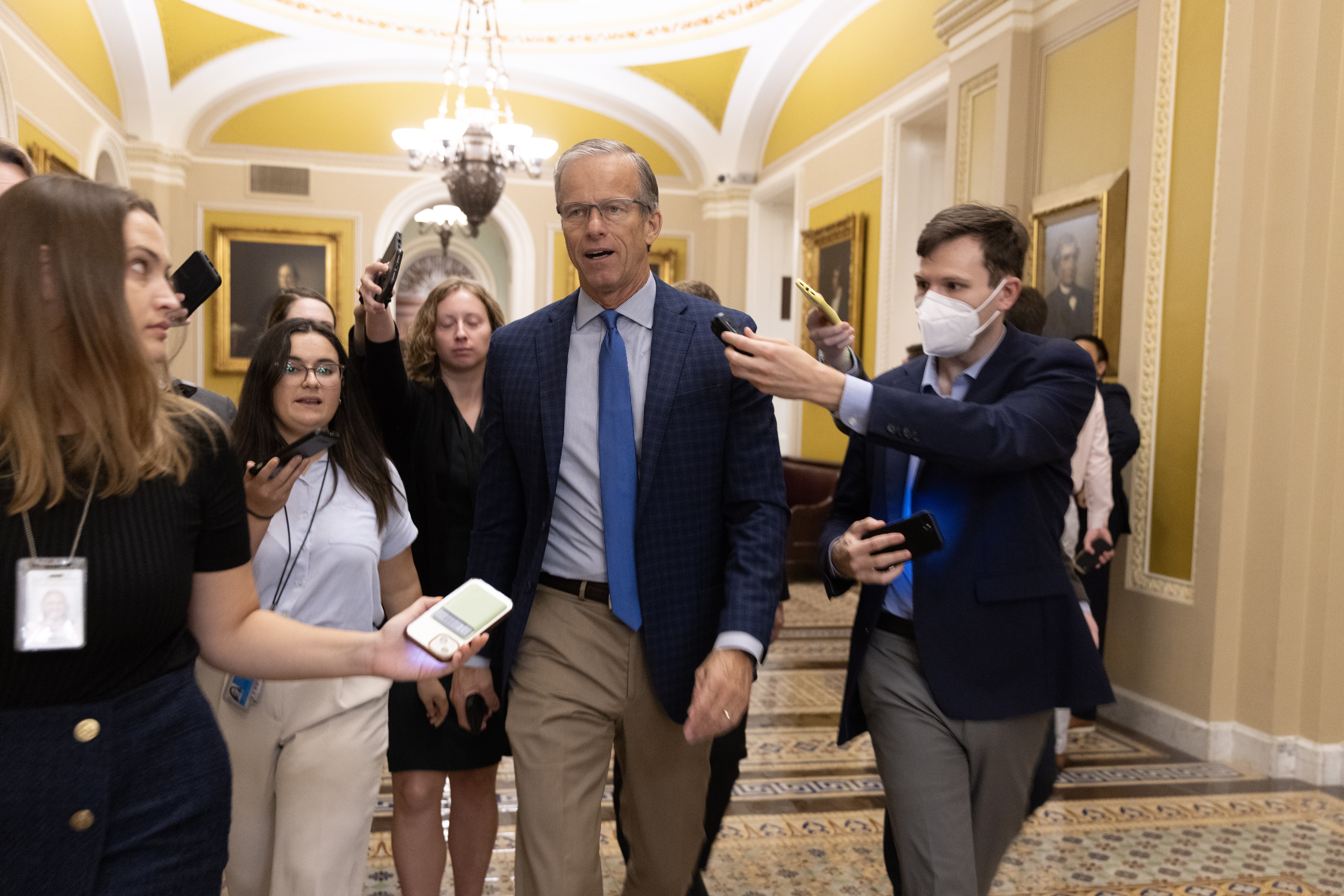Washington (United States), 29/09/2023.- Republican Senator of South Dakota John Thune (C) is followed by members of the news media as he walks to the Senate chamber during a Senate vote on Capitol Hill in Washington, DC, USA, 29 September 2023. As a government shutdown looms ahead, the Senate and House of Representatives are working on separate stop-gap government spending plans. EFE/EPA/MICHAEL REYNOLDS
