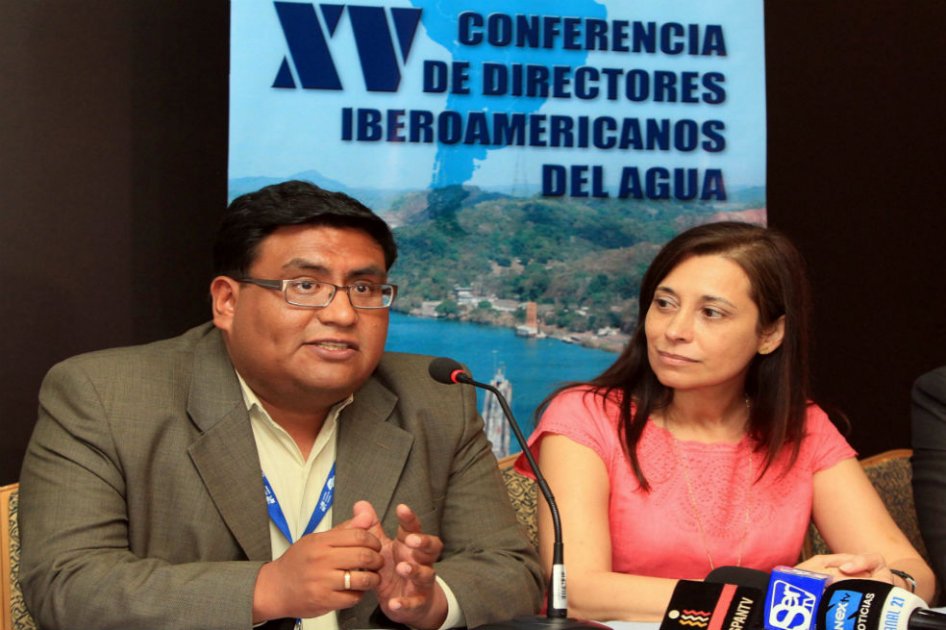 Carlos Ortuño, representante de Bolivia, junto a Liana Ardiles, representante de España, en el marco de la Conferencia de Directores Iberoamericanos del Agua en Ciudad de Panamá. /EFE