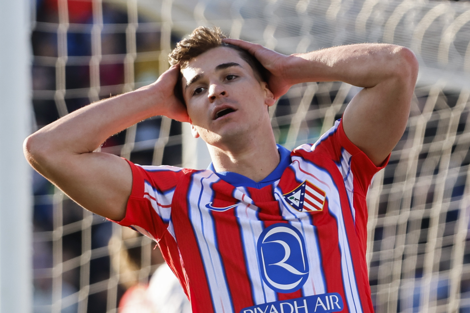 MADRID, 18/01/2025.- El delantero del Atlético de Madrid Julián Álvarez lamenta una ocasión durante el partido de LaLiga EA Sports entre CD Leganés y Atlético de Madrid, este sábado en el Estadio Municipal Butarque de Madrid. EFE/ Sergio Pérez