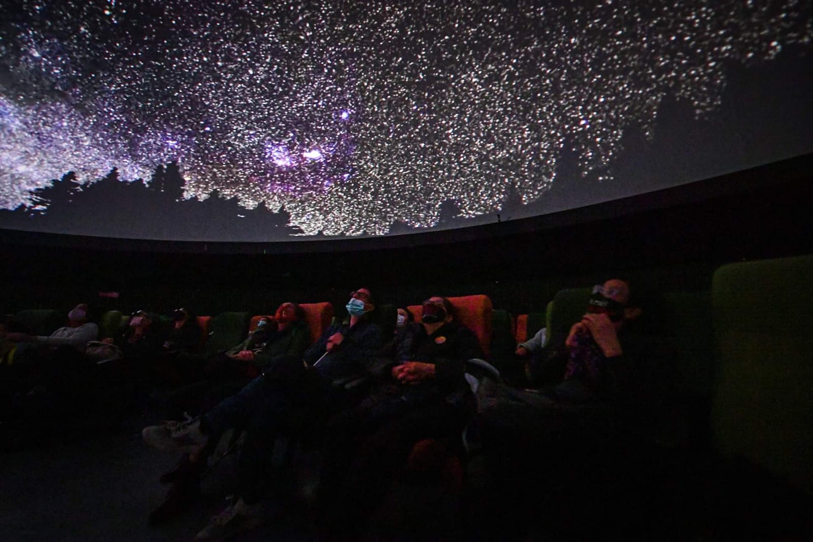 El acto de memoria y dignificación llevó por nombre "Ausentes, estrellas presentes". La proyección de las nuevas constelaciones inició a las 5:30 p. m. en el Planetario de Bogotá. El objetivo era "convocar a la ciudadanía en Bogotá, en Colombia y en el mundo, a ver el cielo con otros ojos. A apropiarse de la memoria de la desaparición forzada por la resistencia y la labor de los y las familiares de las víctimas", señalaron desde el Planetario.