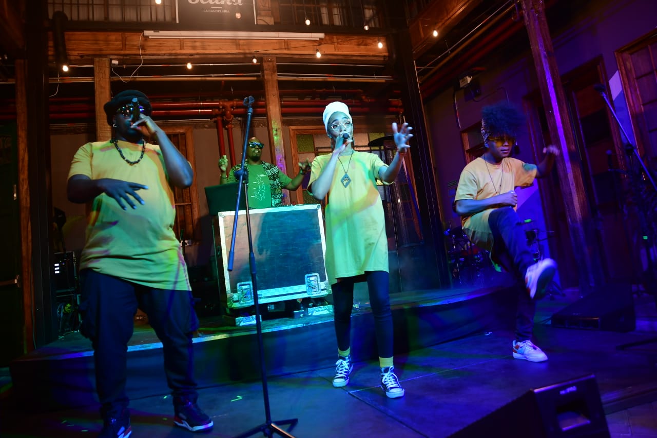 Afro Legends, quienes se definen como "sabrosura y resistencia", cantaron: "Levanten la mano, hoy resistimos. Ya no estamos cabizbajos, el pueblo ya se ha levantado. Venimos por lo que nos han quitado".