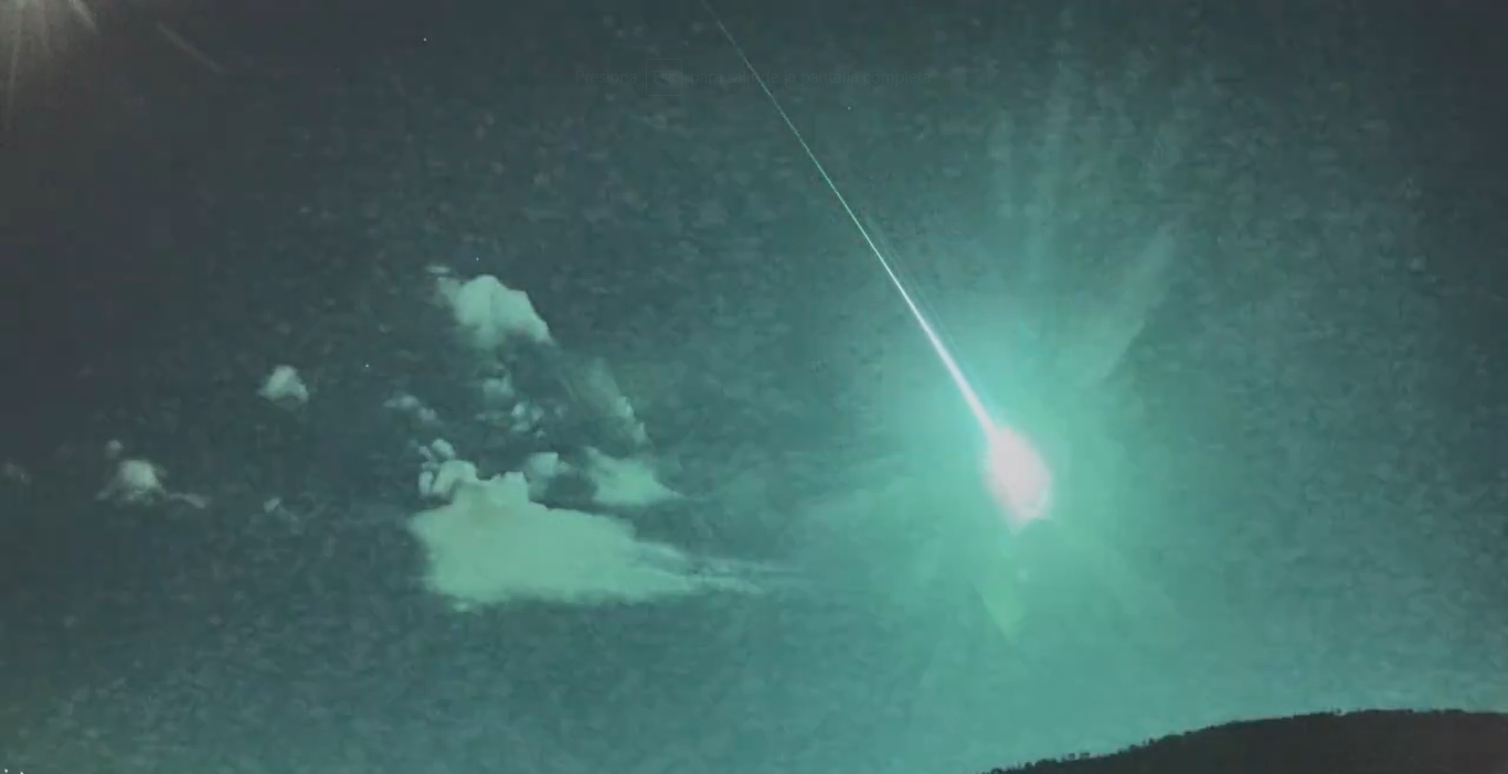 En video quedó registrado el paso de lo que sería un pequeño trozo de cometa