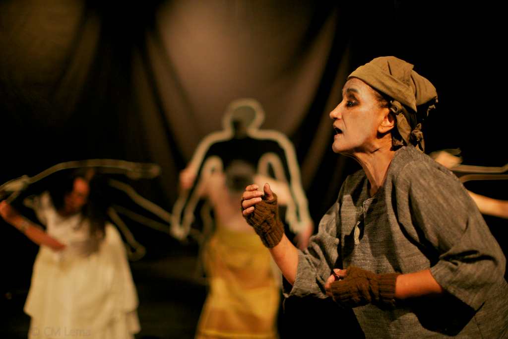 Patricia Ariza, acá protagonizando una de sus obras, fue una de las fundadoras de este teatro junto con el dramaturgo Santiago García, fallecido en 2020.