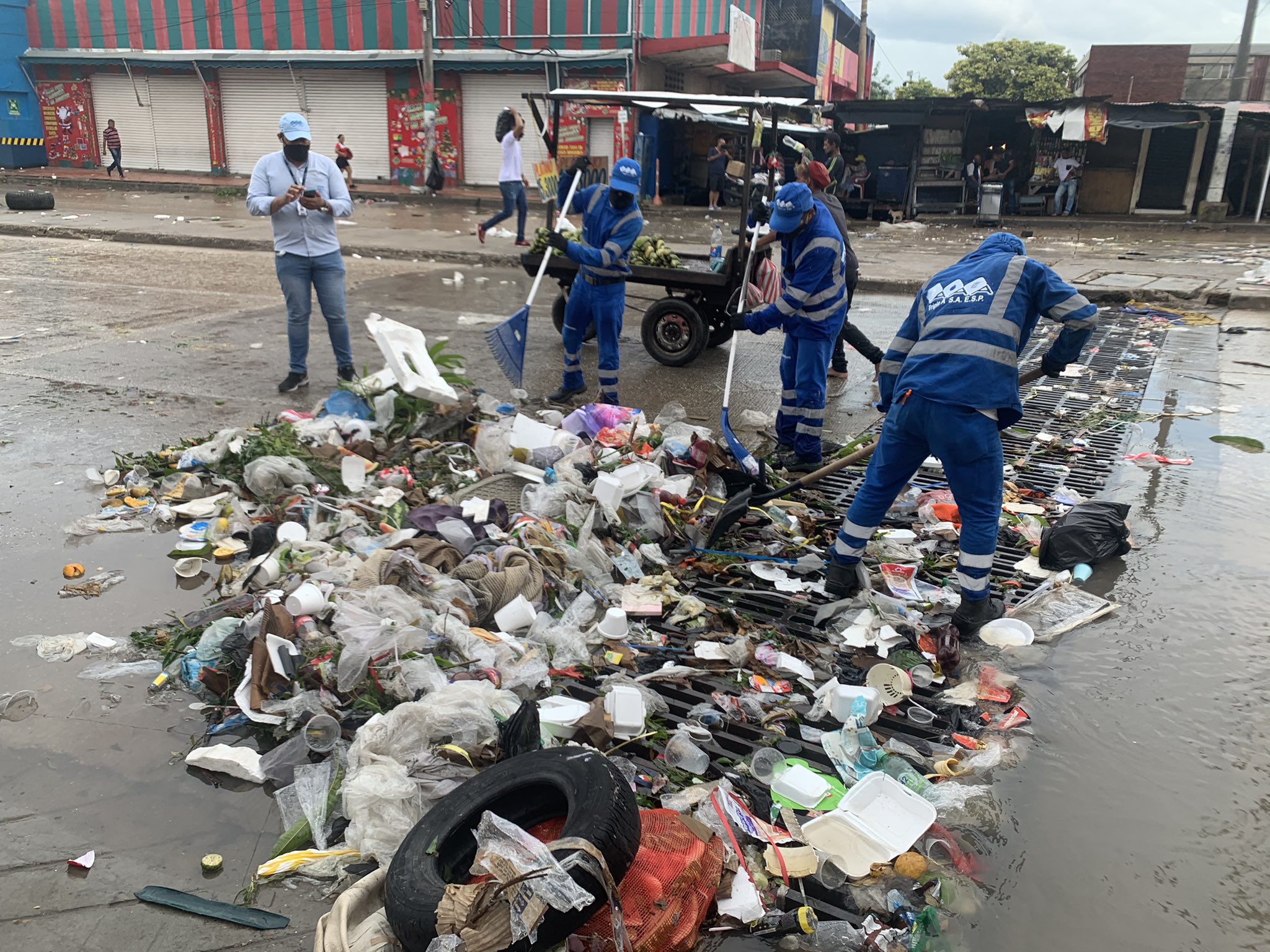 Recogen 20 toneladas de basura de las rejillas de los arroyos en Barranquilla