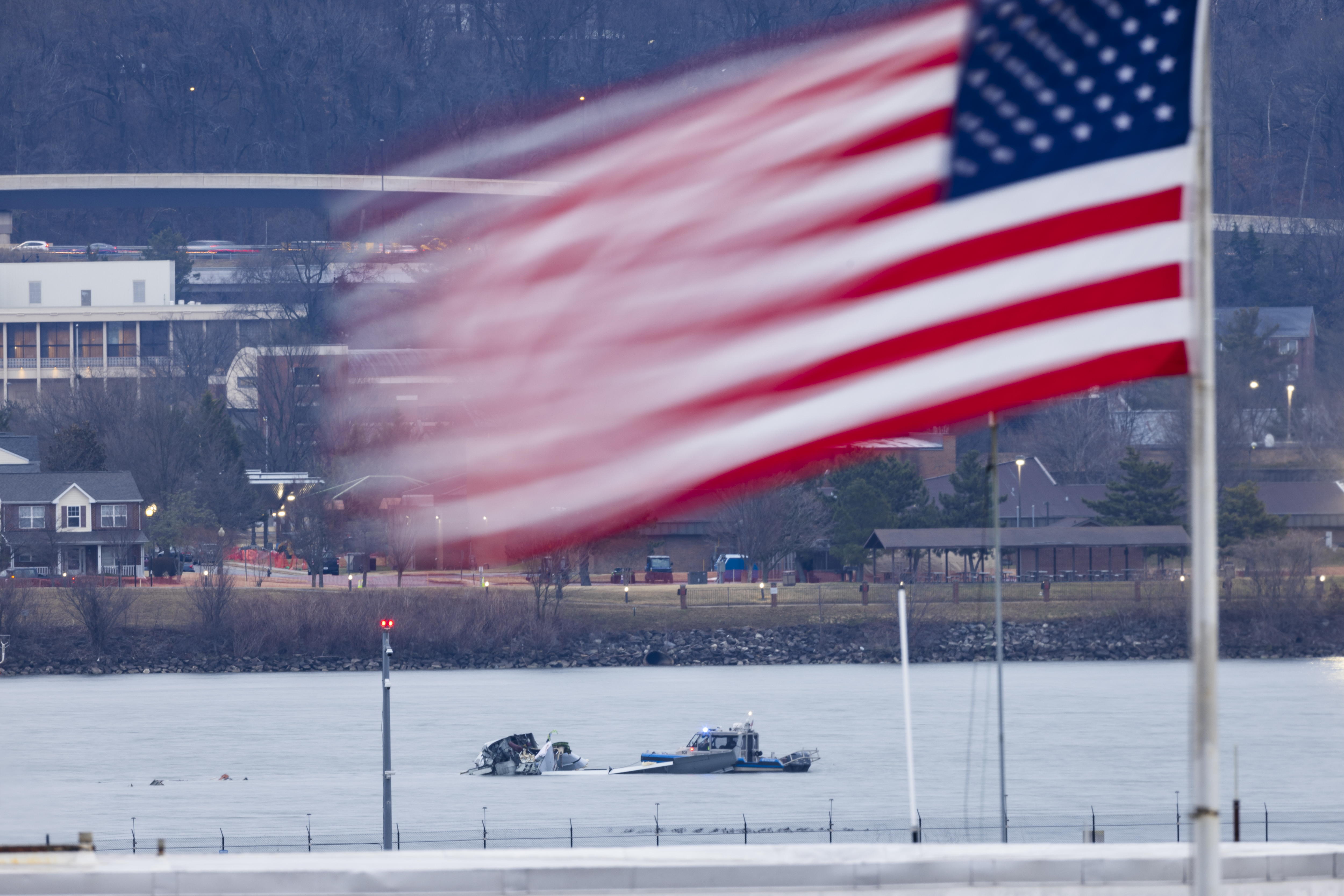 Arlington (United States), 31/01/2025.- Recovery teams search the wreckage of a commercial airplane that collided with a military helicopter on approach to Ronald Reagan National Airport in Arlington, Virginia, USA, 31 January 2025. American Eagle Flight, carrying 60 passengers and four crew members, collided with a U.S. Army Black Hawk helicopter carrying three U.S. service members over the Potomac River near Reagan Washington National Airport late on 29 January. At least 28 bodies have been recovered from the wreckage as search efforts continue. The National Transportation Safety Board has recovered the black boxes and is investigating the cause of the crash. EFE/EPA/JIM LO SCALZO