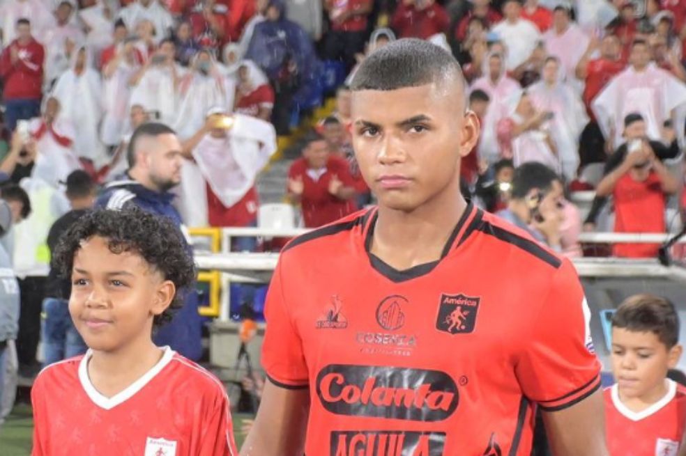 Josen Escobar debutó con América de Cali hace un par de meses y en los próximos días va a disputar el Torneo Preolímpico Sudamericano con la selección sub-23 de Colombia.
