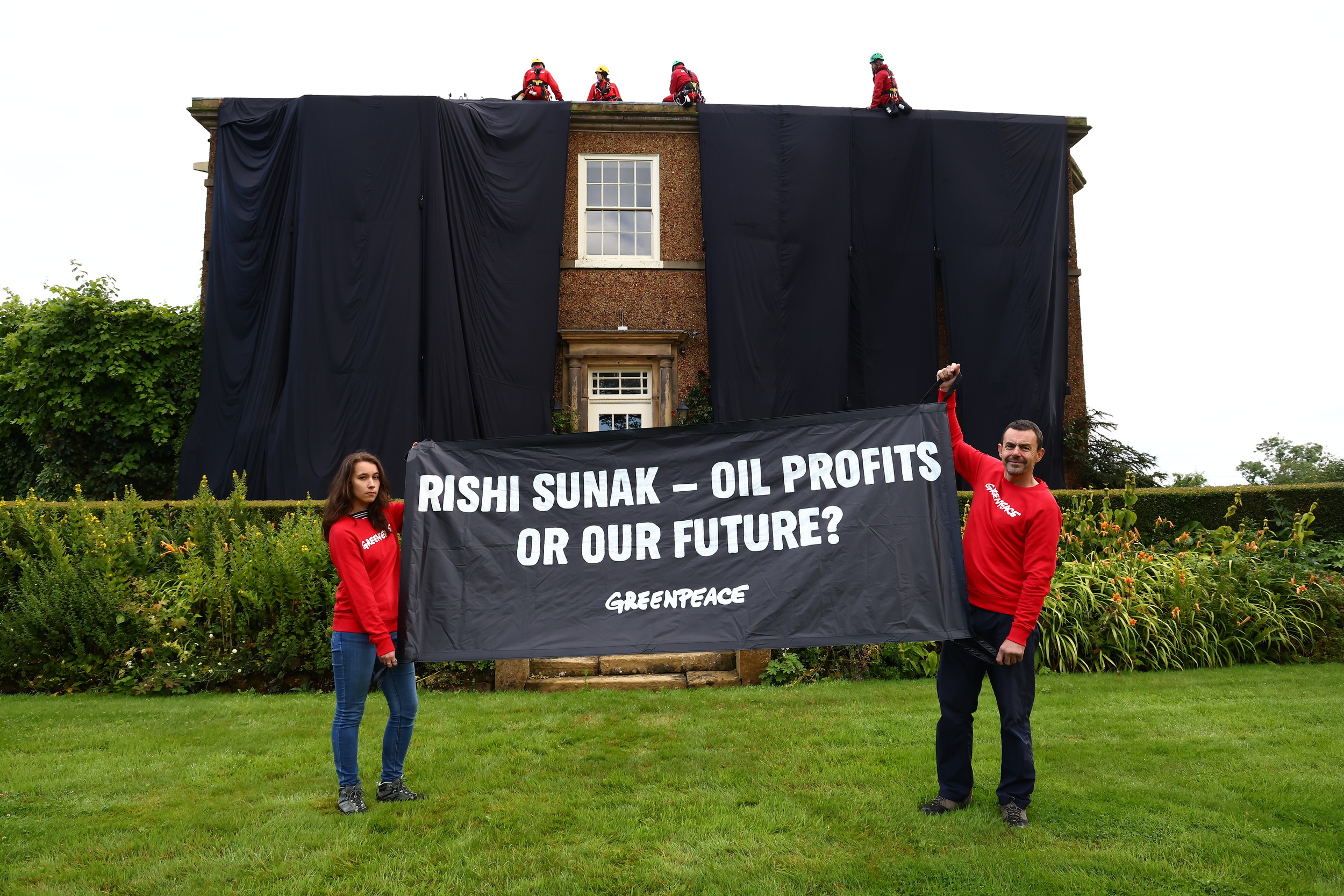 Activistas de Greenpeace cubren de negro casa de primer ministro británico