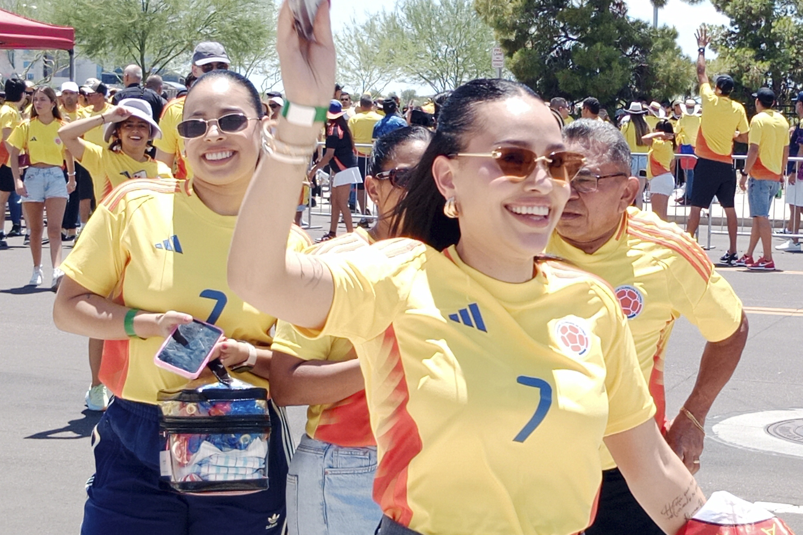 AMDEP3517. GLENDALE (ESTADOS UNIDOS), 28/06/2024.- El papá del jugador colombiano Luis Díaz, Luis Manuel Díaz, llega acompañado por familiares al partido entre Colombia y Costa Rica por la Copa América 2024 este viernes, en el estadio State Farm en Glendale (EE.UU.). EFE/ Claudia Aguilar