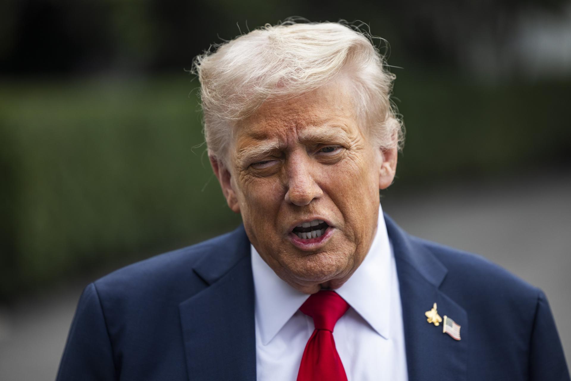 WASHINGTON (United States), 30/09/2025.- US President Donald Trump speaks to reporters as he departs the White House for a meeting with military leaders at Quantico Marine Base in Washington, DC, USA, 30 September 2025. The president answered questions about the gathering, saying 'We have our real warriors over there. And when they're not good, when we don't think they're our warriors, you know what happened? We say you're fired.' EFE/EPA/JIM LO SCALZO