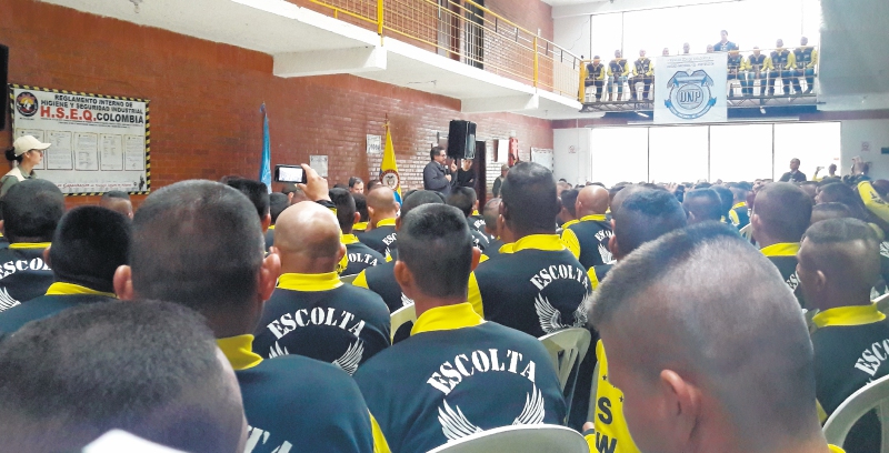 Exguerrilleros y escoltas, un debate viejo