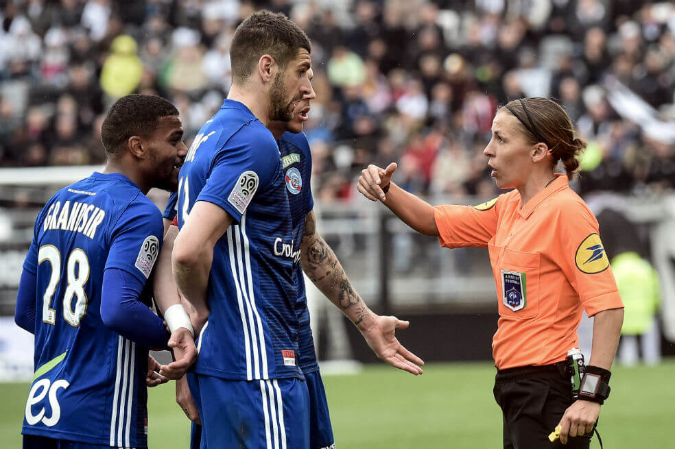 Stéphanie Frappart, la primera mujer en arbitrar en la élite del fútbol masculino francés