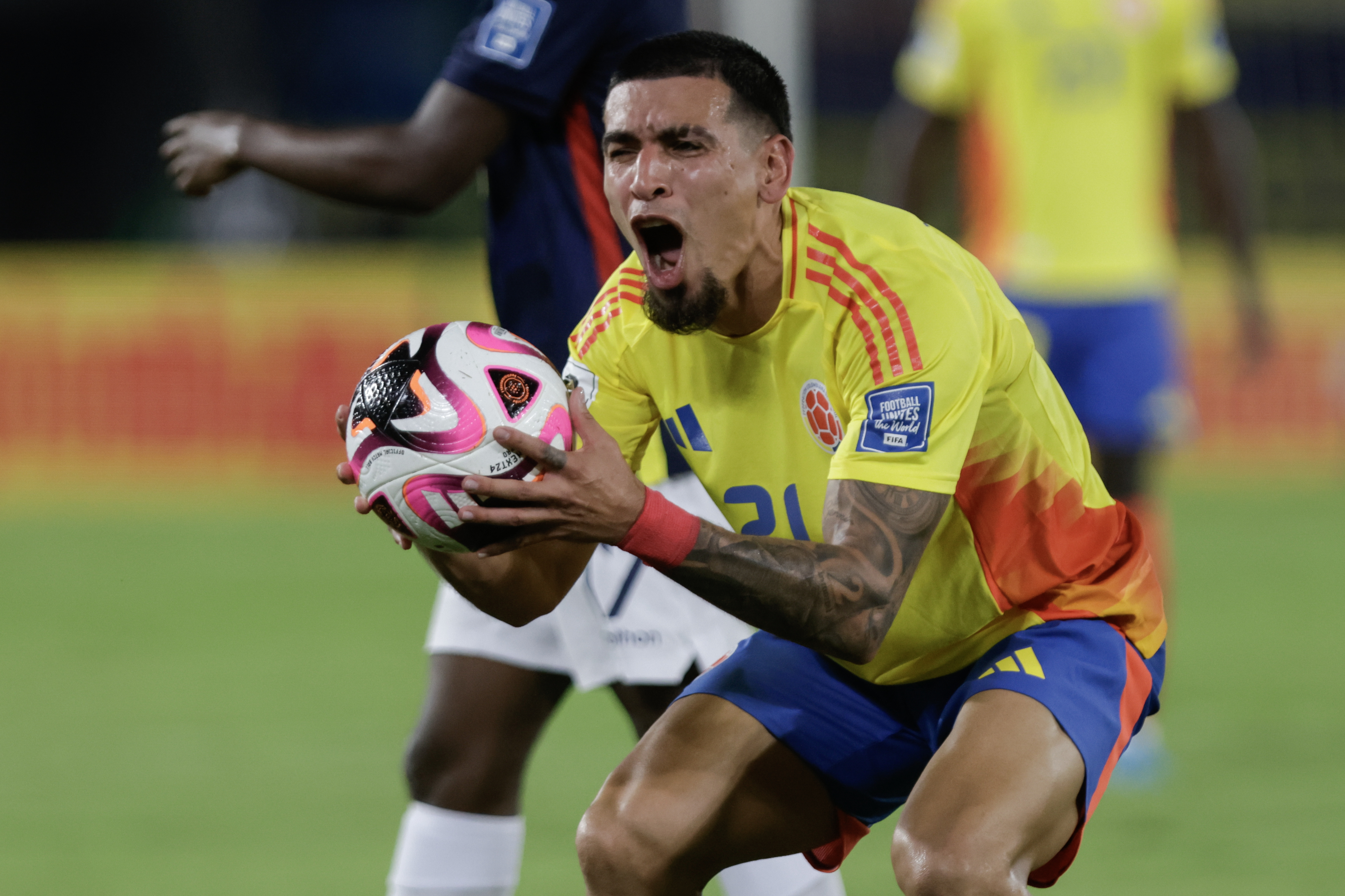 AMDEP173. BARRANQUILLA (COLOMBIA), 19/11/2024.- Daniel Muñoz de Colombia reacciona este martes, en un partido de las eliminatorias sudamericanas para el Mundial de 2026 entre Colombia y Ecuador en el estadio Metropolitano de Barranquilla (Colombia) . EFE/ Ricardo Maldonado Rozo