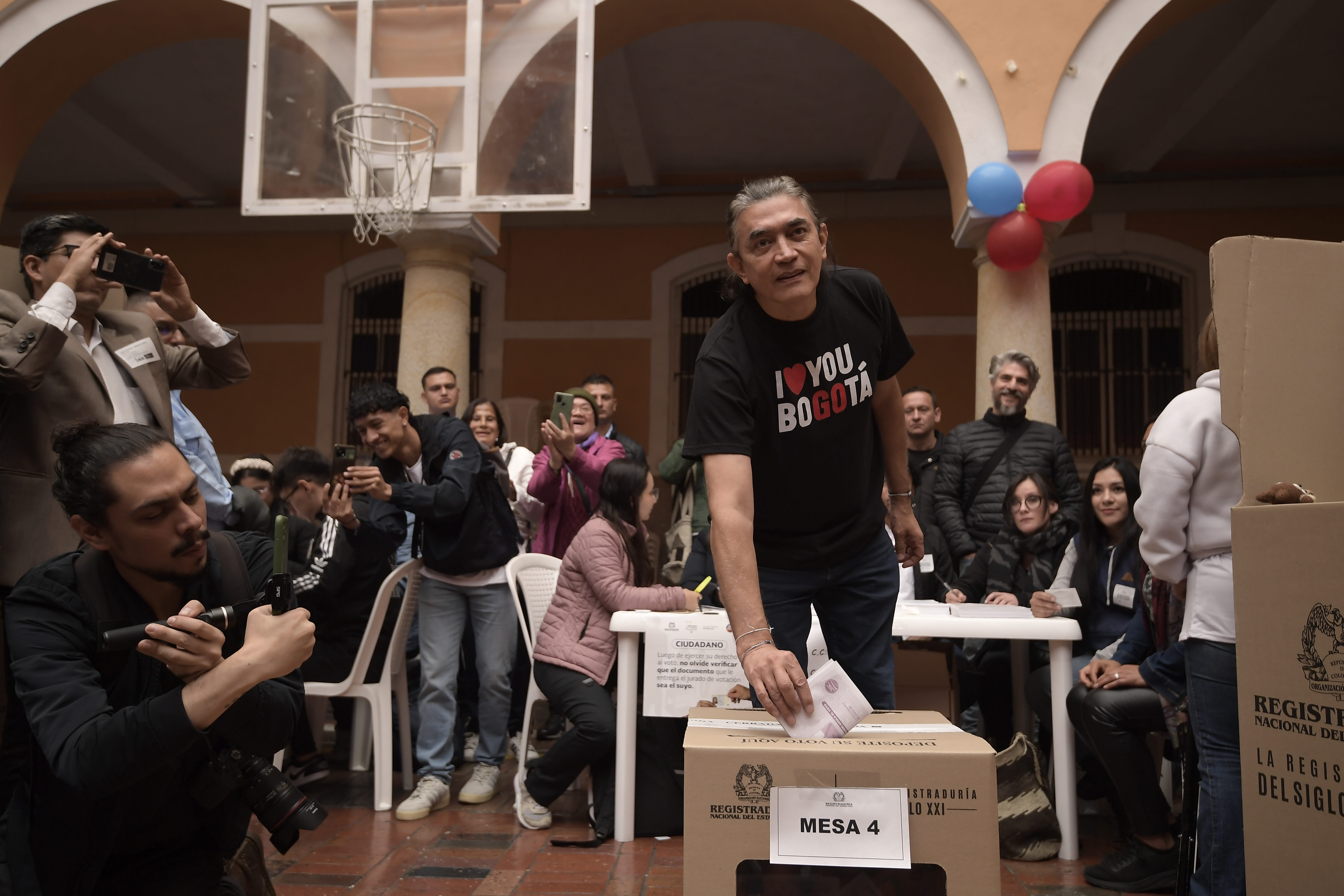Candidato a la Alcaldía de Bogotá por el Pacto Histórico, ejerciendo su derecho al voto.