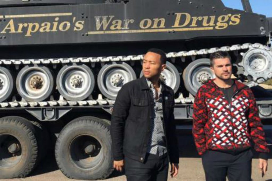 Juanes y John Legend visitan a inmigrantes en Arizona