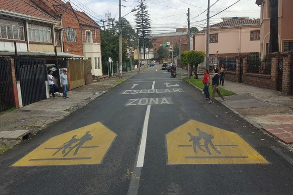 Graban a sujeto destruyendo reductor de velocidad en Bogotá