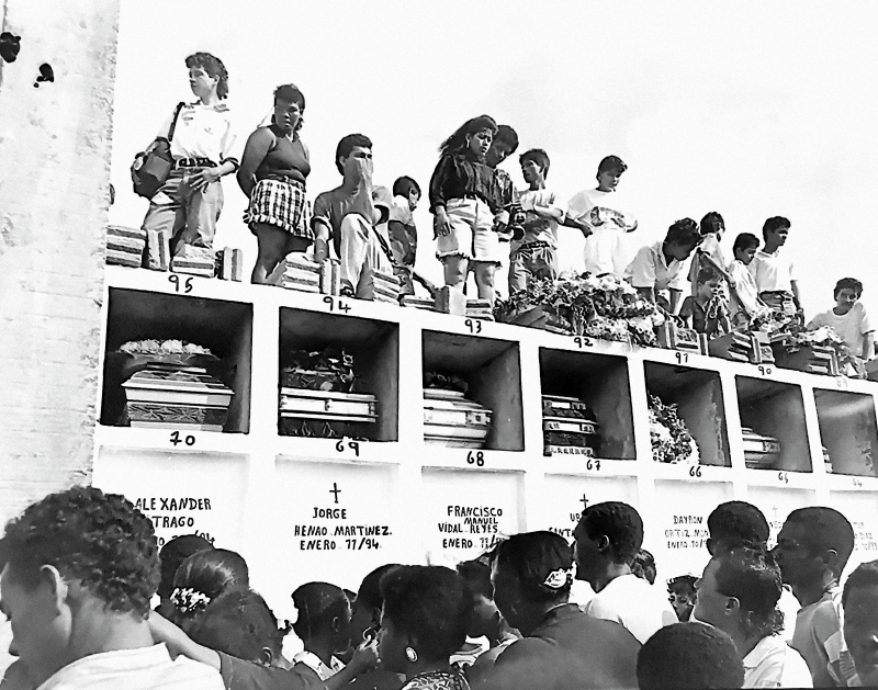 Cerca de 10.000 pobladores, la mayoría trabajadores bananeros, asistieron al entierro colectivo de 13 de las víctimas de la masacre cometida por las Farc en La Chinita.  
