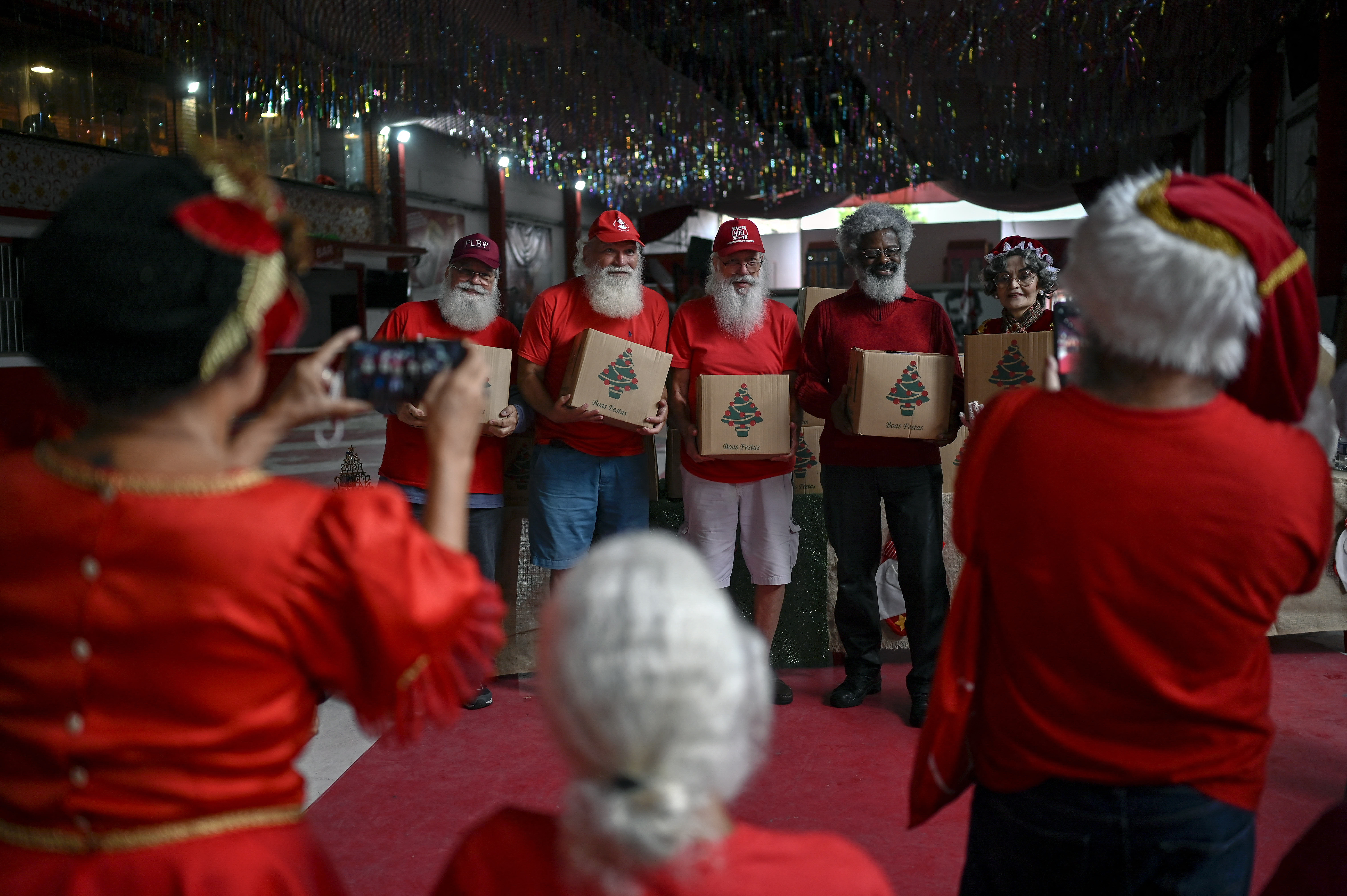 Los Papás Noel de Río de Janeiro reciben regalos de navidad