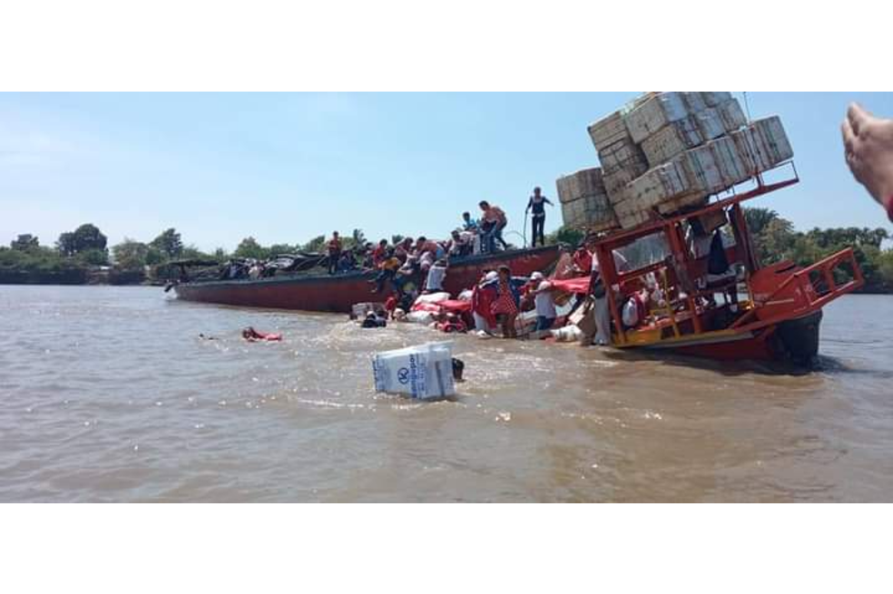 Rescatan a pasajeros de dos embarcaciones que chocaron sobre el río Magdalena