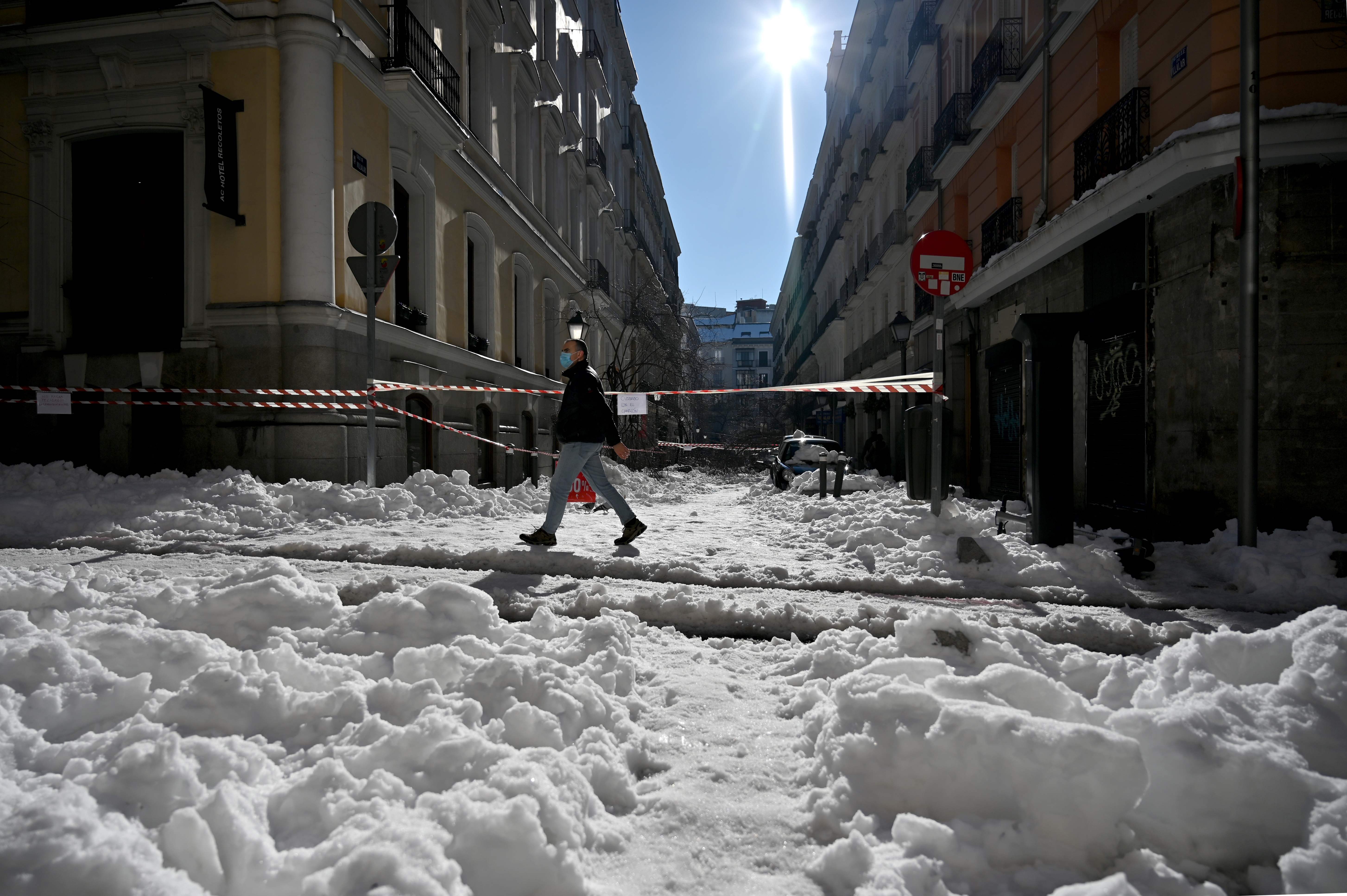 Madrid sigue paralizada por las heladas y la nieve