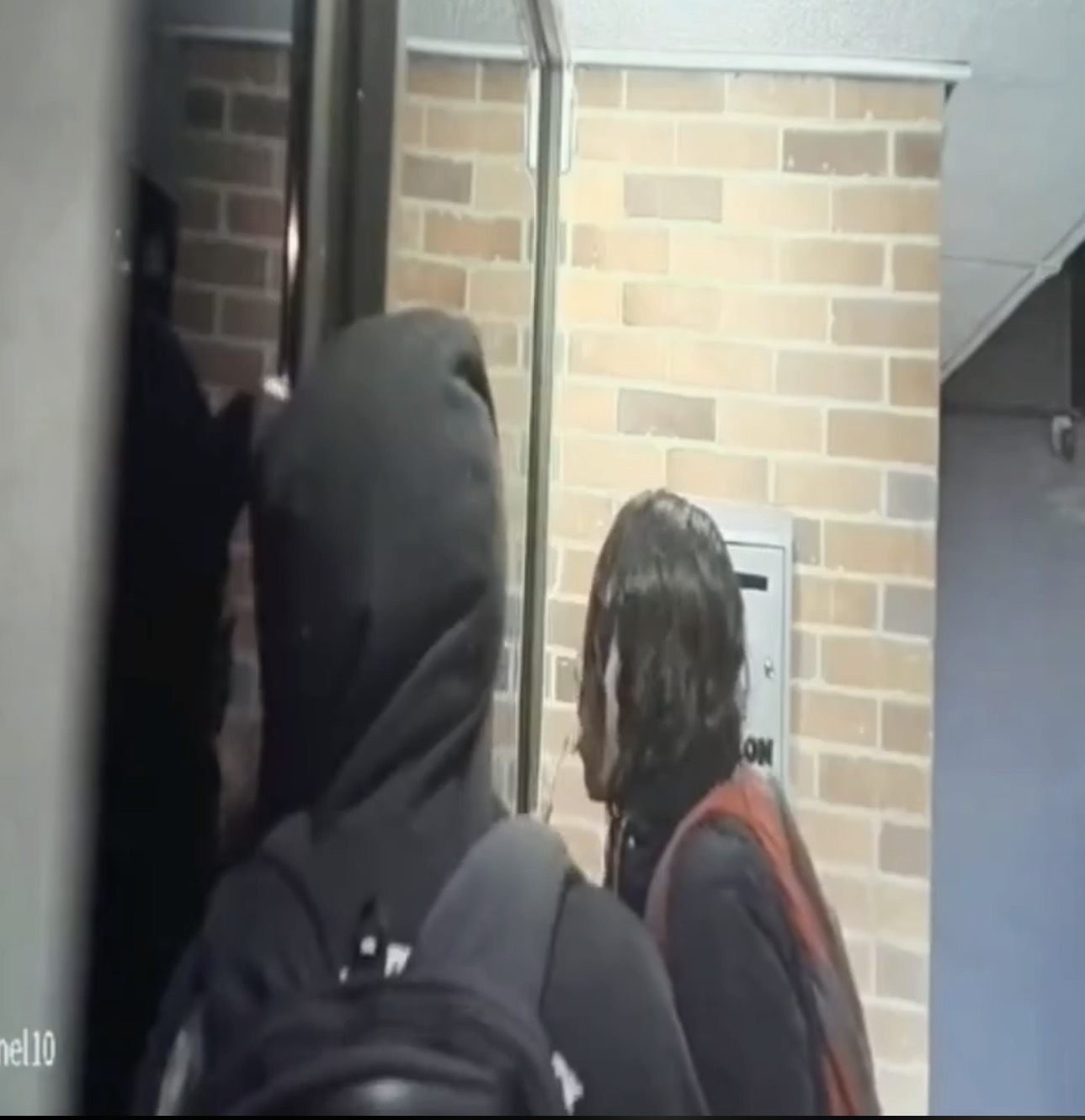 Pareja estaría entrando a edificios para robar en Chapinero: denuncian vecinos
