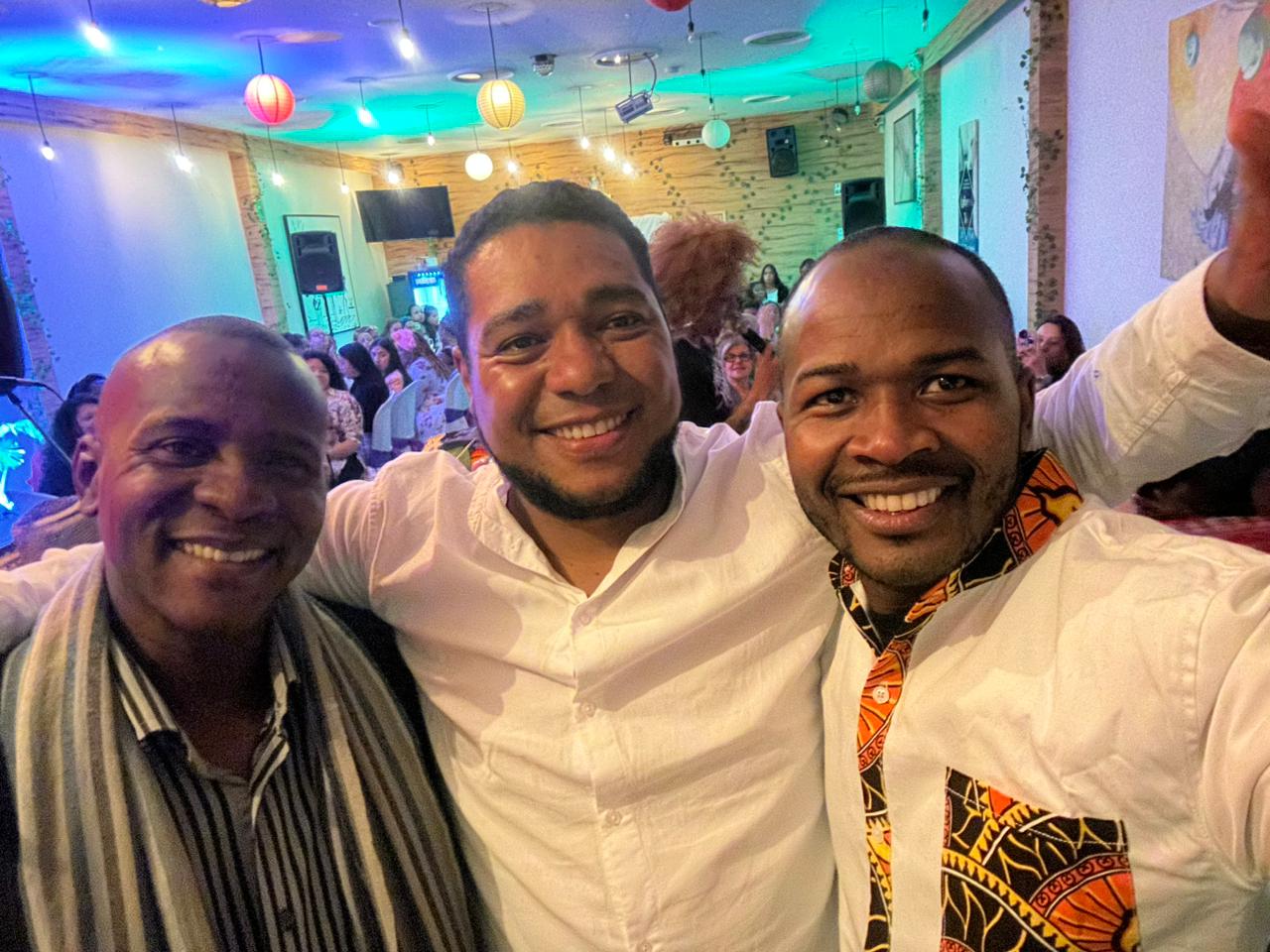 Libardo Asprilla junto a un compañero y a Héctor Rodríguez, quien era consultivo distrital para las comunidades negras, afrodescendientes, raizales y palenqueras.