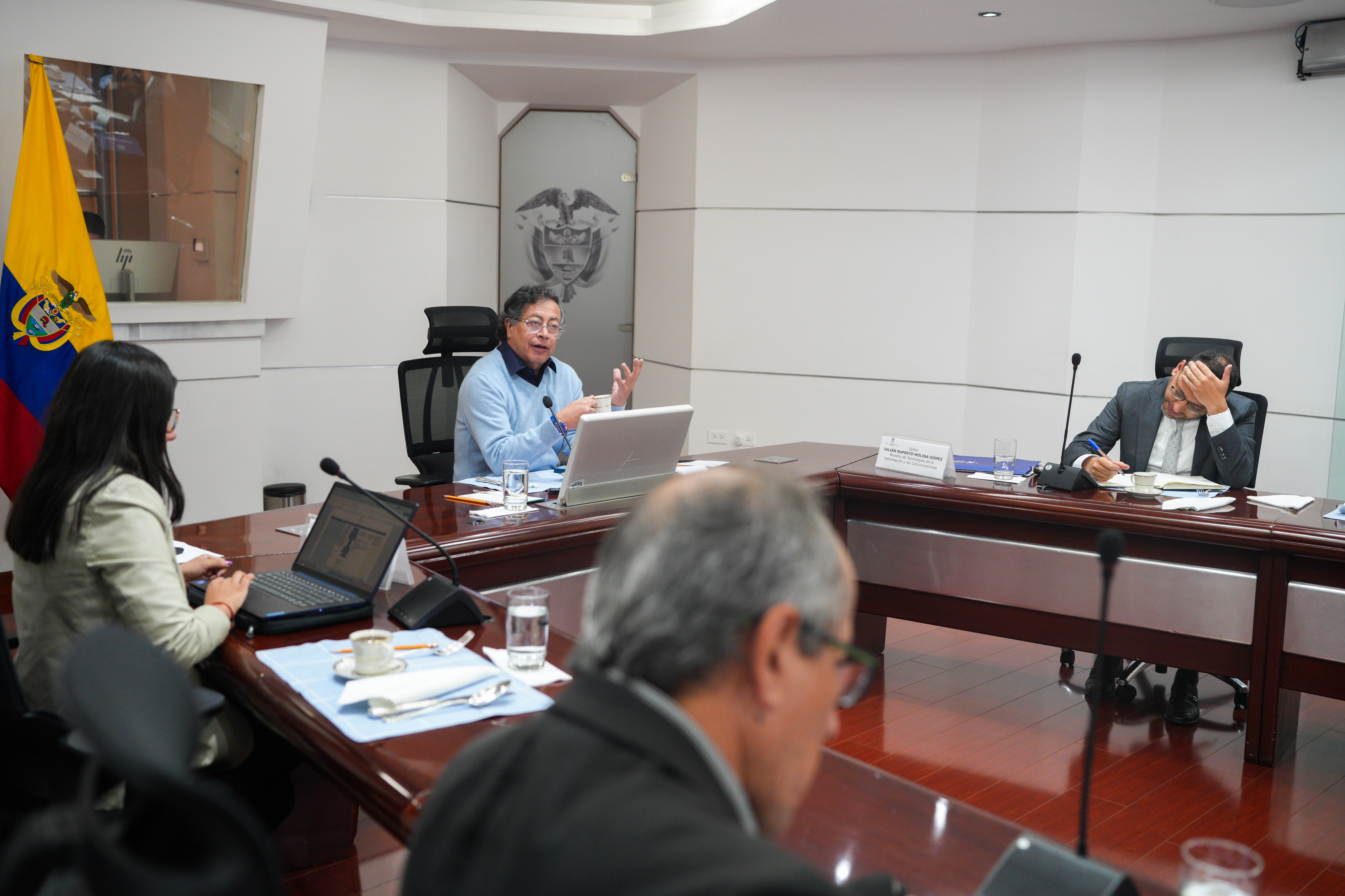 Petro se reunió con asesores y funcionarios para examinar estrategia de comunicación