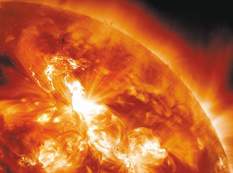 Mientras el sol en su superficie visible alcanza una temperatura de 5.538 °C (10.000 °F), a su alrededor la atmósfera puede alcanzar una temperatura 200 a 500 veces mayor llegando hasta más de un millón de grados Celsius.